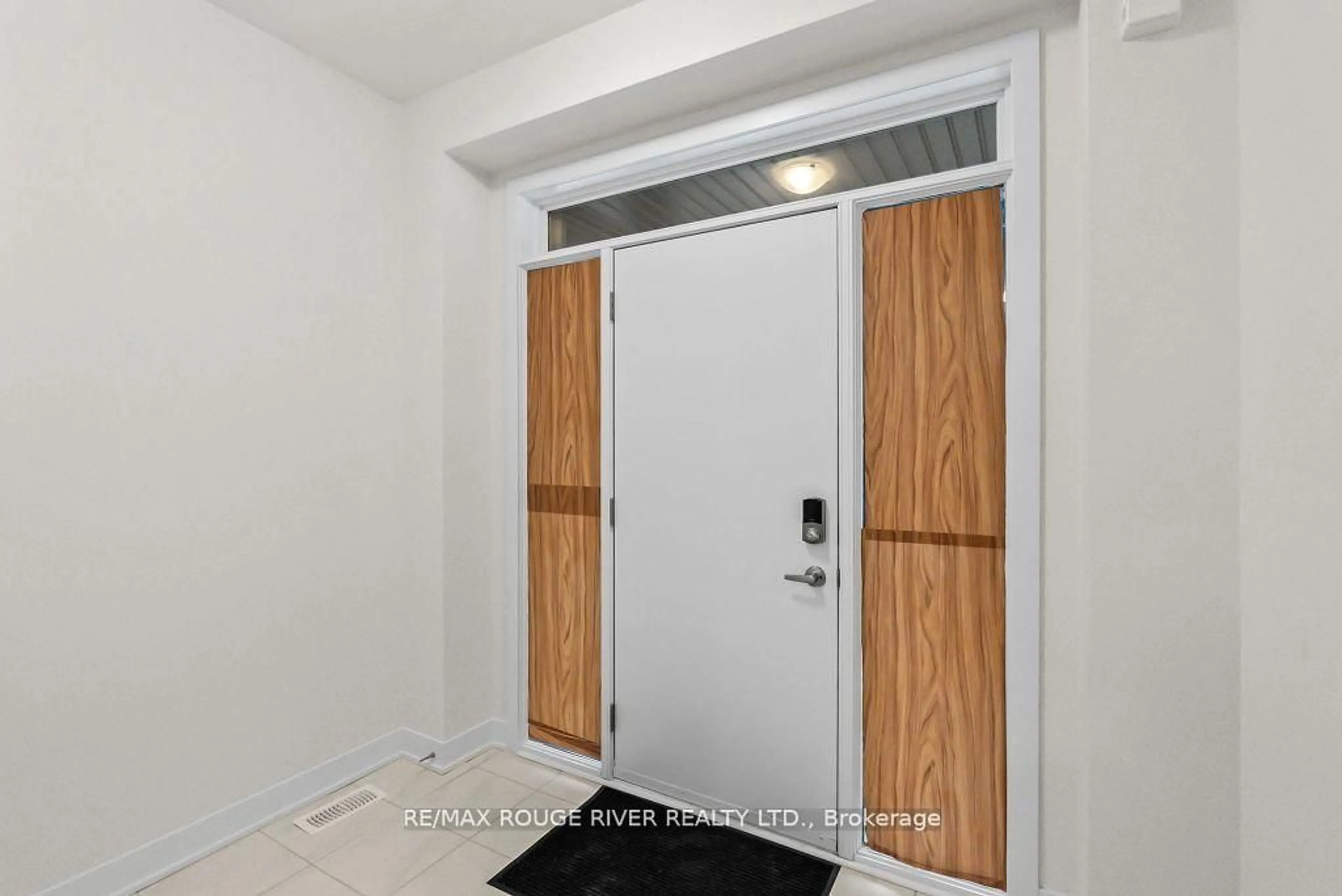 Indoor entryway for 1039 Thompson Dr, Oshawa Ontario L1L 0V6
