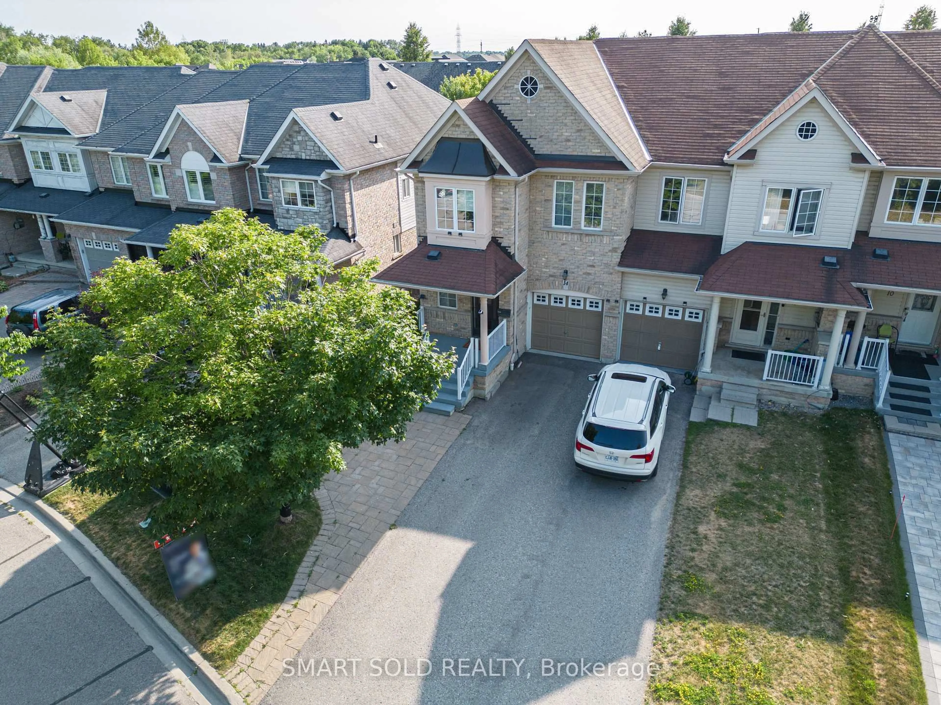 A pic from outside/outdoor area/front of a property/back of a property/a pic from drone, street for 14 Brookstream Crt, Whitby Ontario L1R 0J6