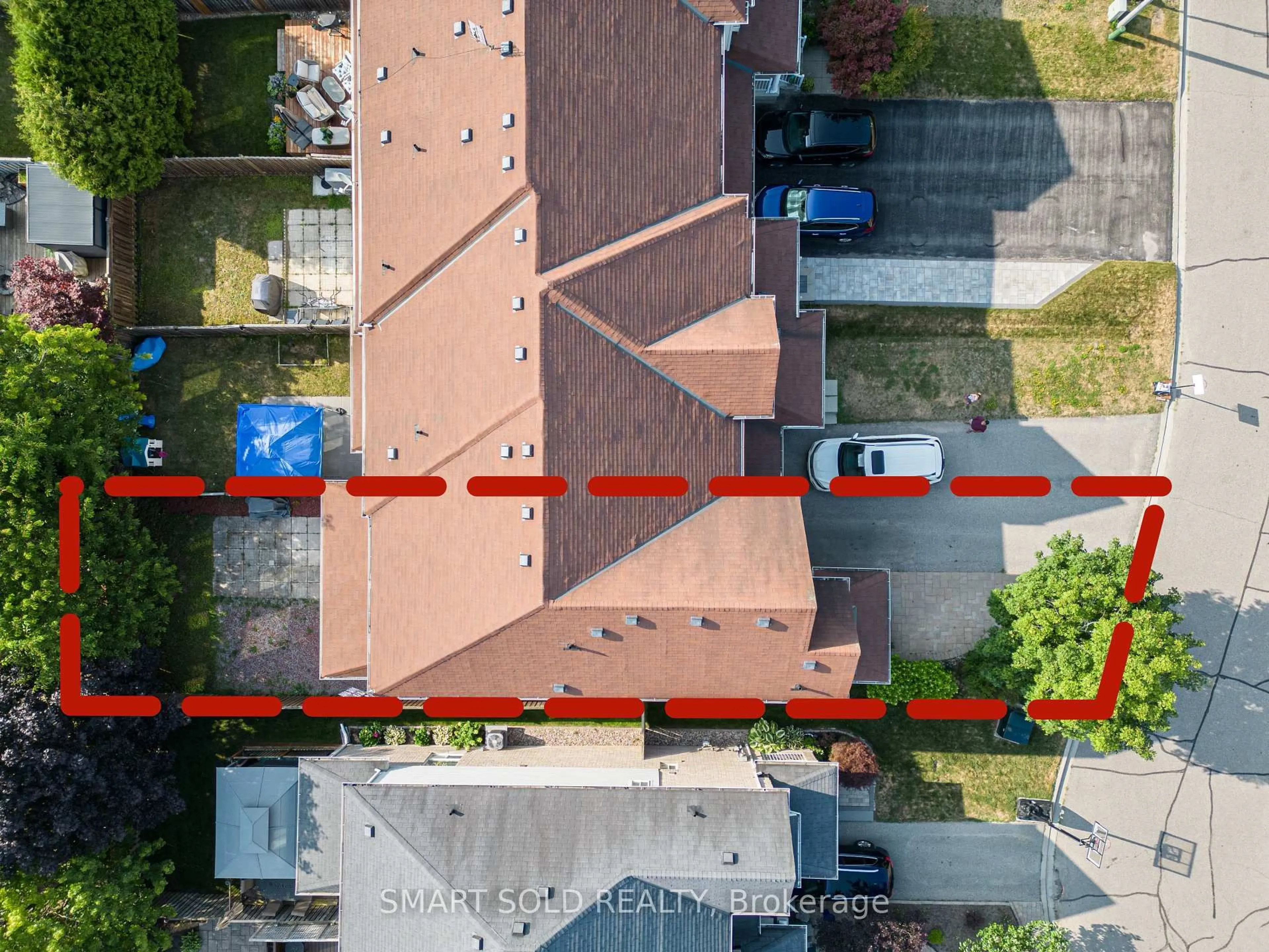 A pic from outside/outdoor area/front of a property/back of a property/a pic from drone, street for 14 Brookstream Crt, Whitby Ontario L1R 0J6