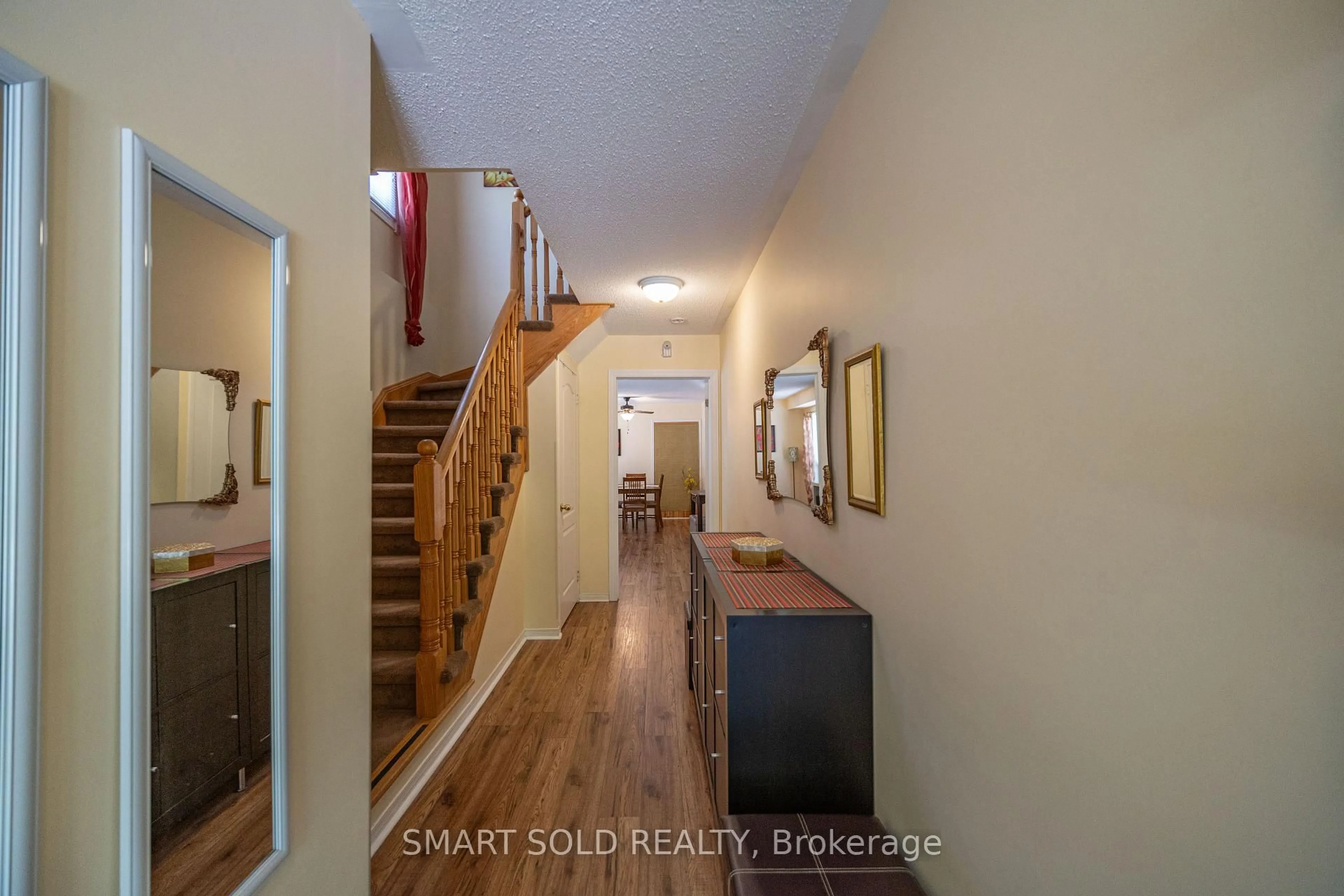 Indoor entryway for 14 Brookstream Crt, Whitby Ontario L1R 0J6