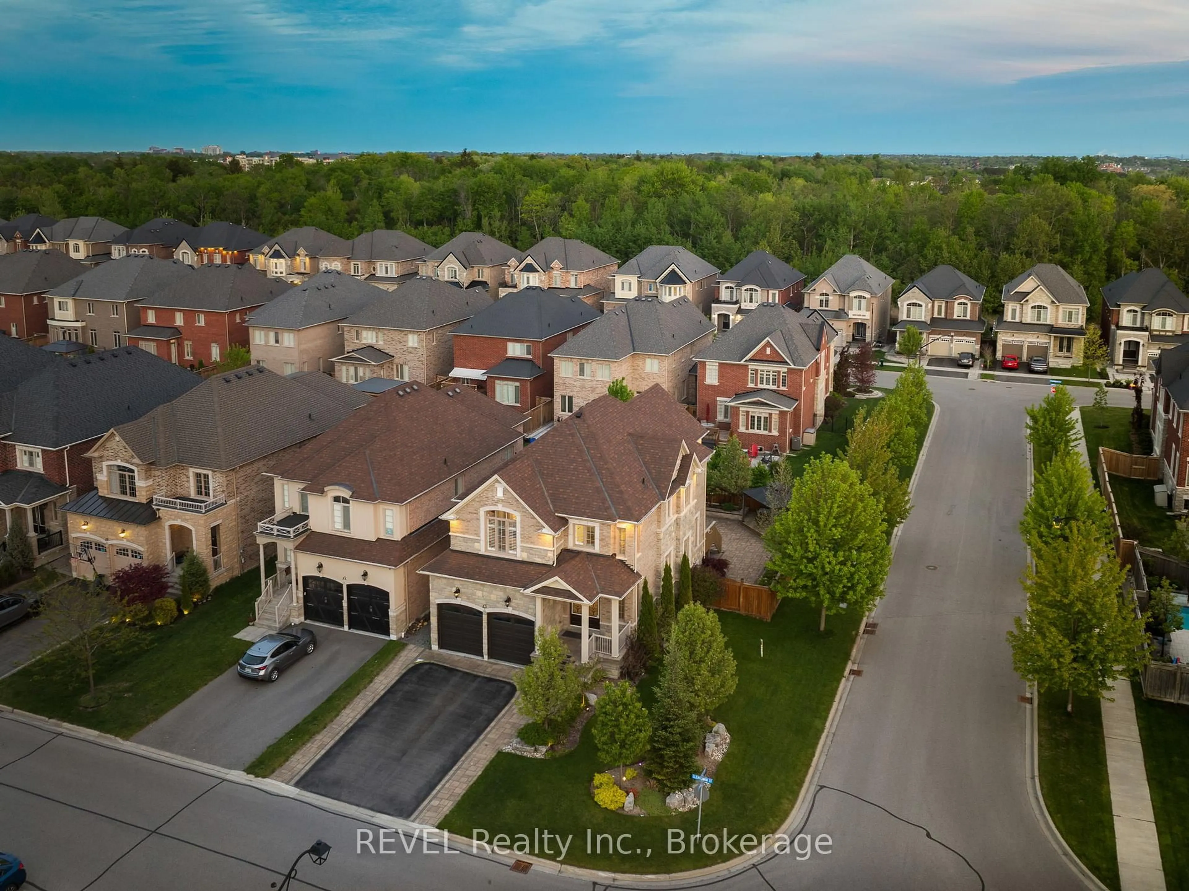 A pic from outside/outdoor area/front of a property/back of a property/a pic from drone, unknown for 15 Glengowan St, Whitby Ontario L1R 2X2