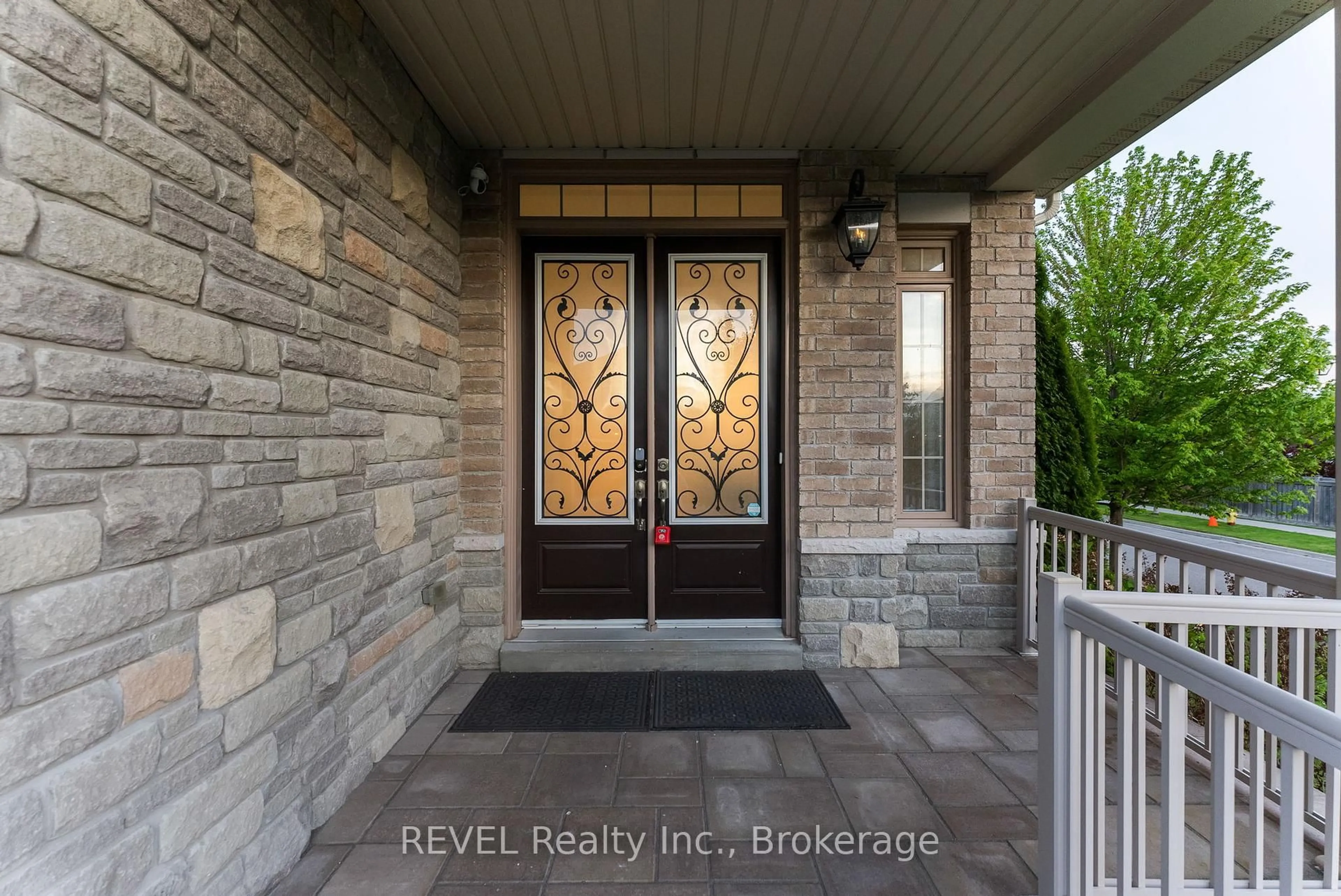 Indoor entryway for 15 Glengowan St, Whitby Ontario L1R 2X2