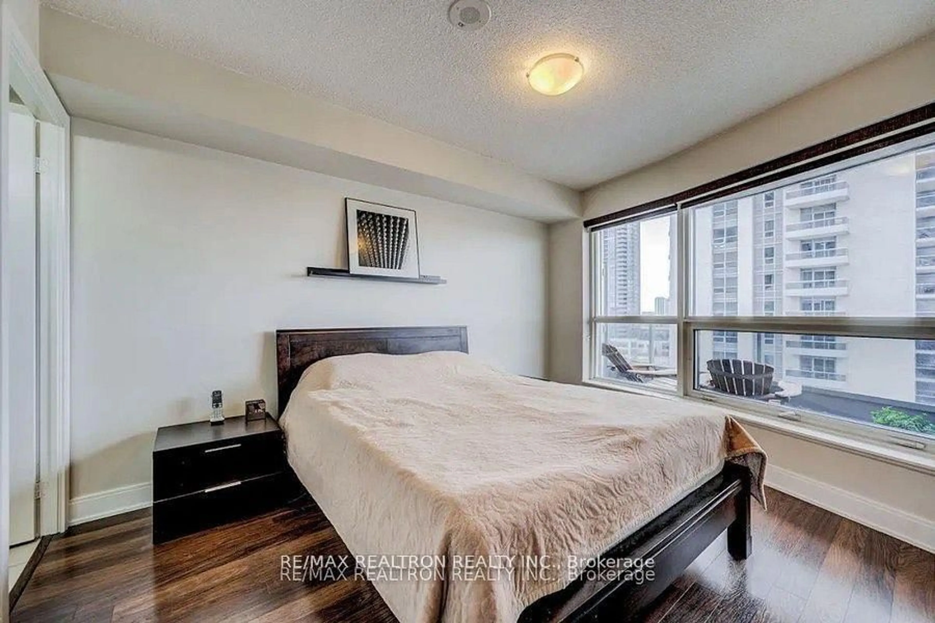 Bedroom with bed, wood/laminate floor for 135 Village Green Sq #824, Toronto Ontario M1S 0G4
