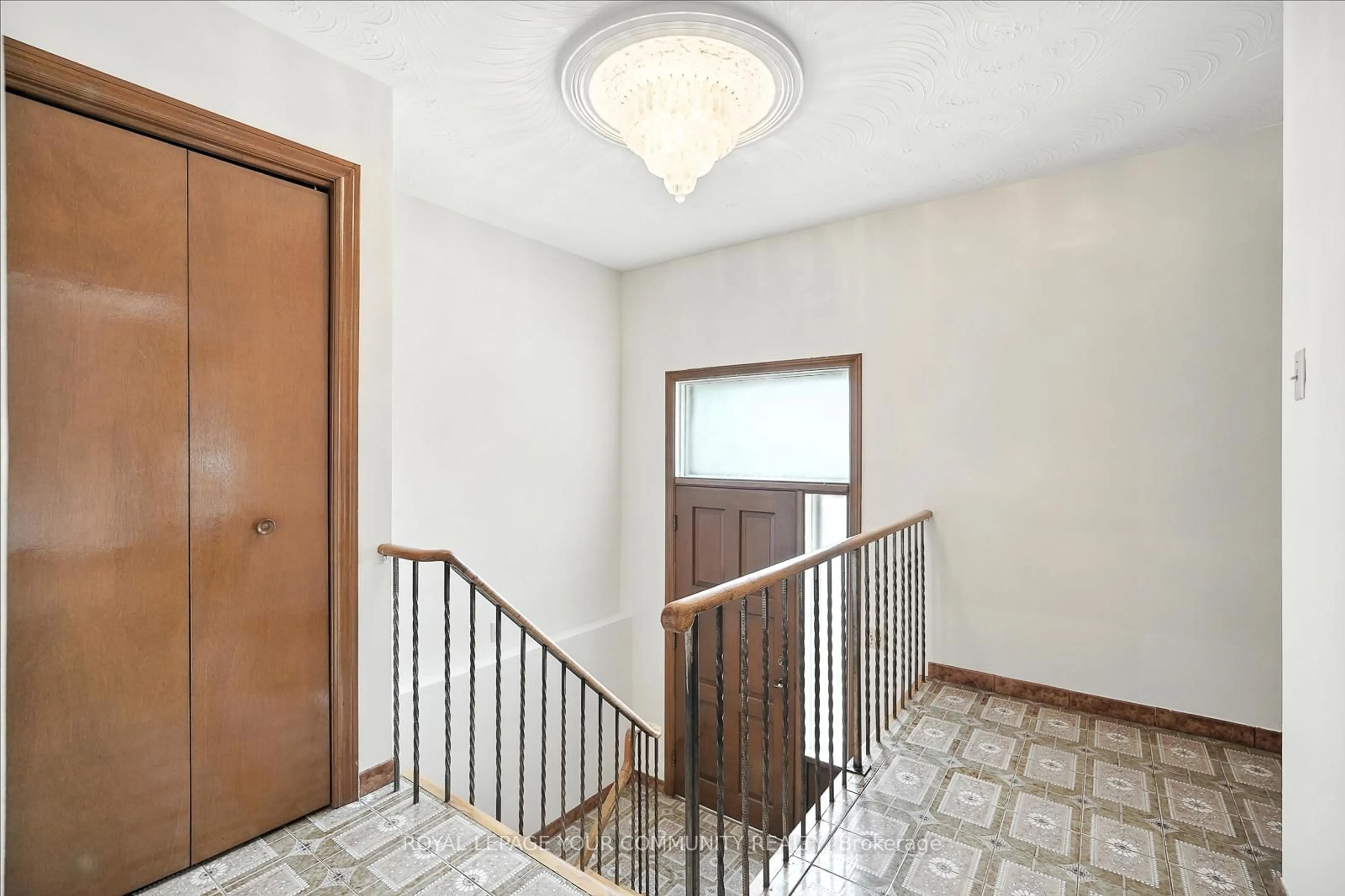 Indoor foyer for 72 Fred Bland Cres, Toronto Ontario M1J 3L8
