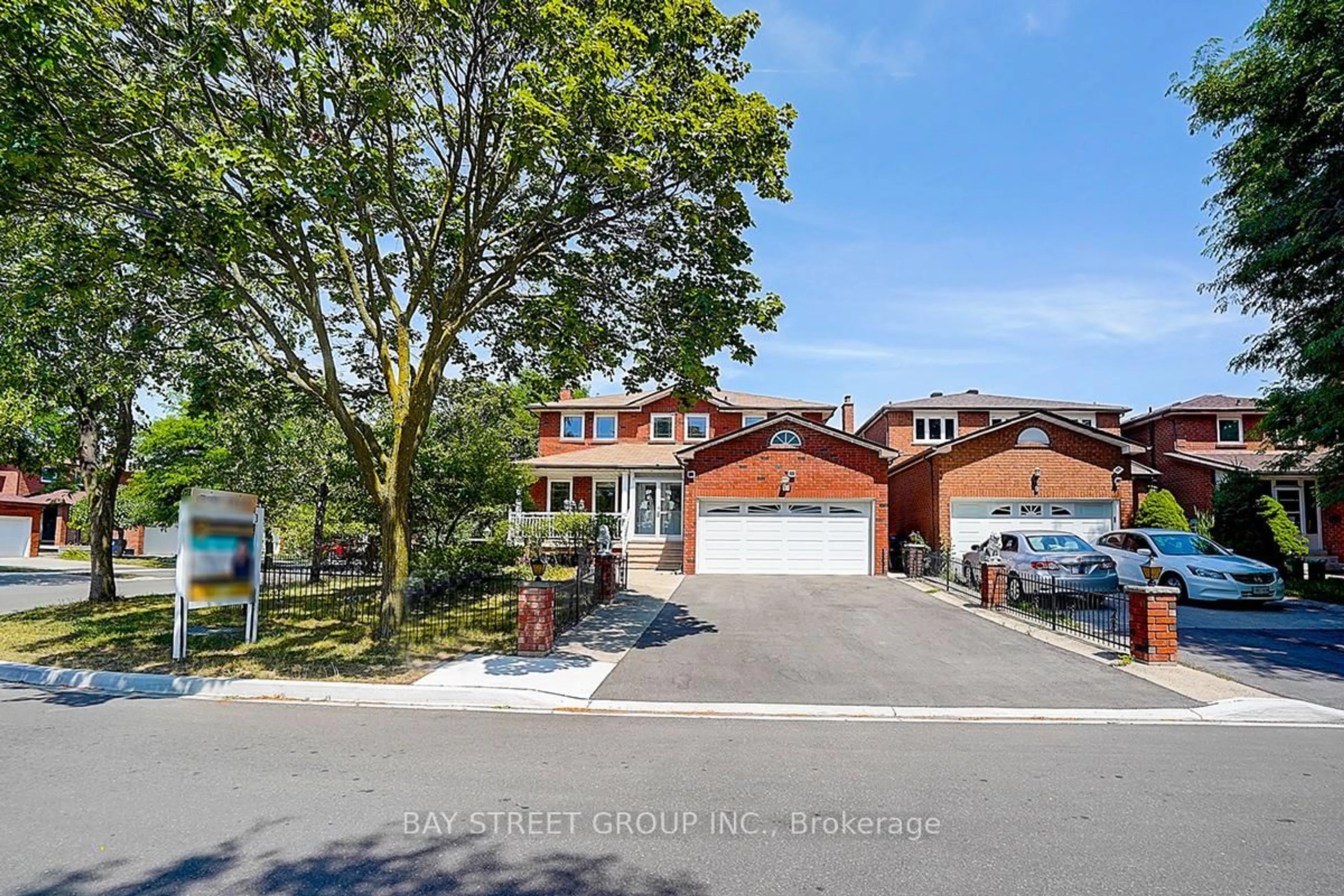 A pic from outside/outdoor area/front of a property/back of a property/a pic from drone, street for 11 Sunbird Cres, Toronto Ontario M1V 3M6