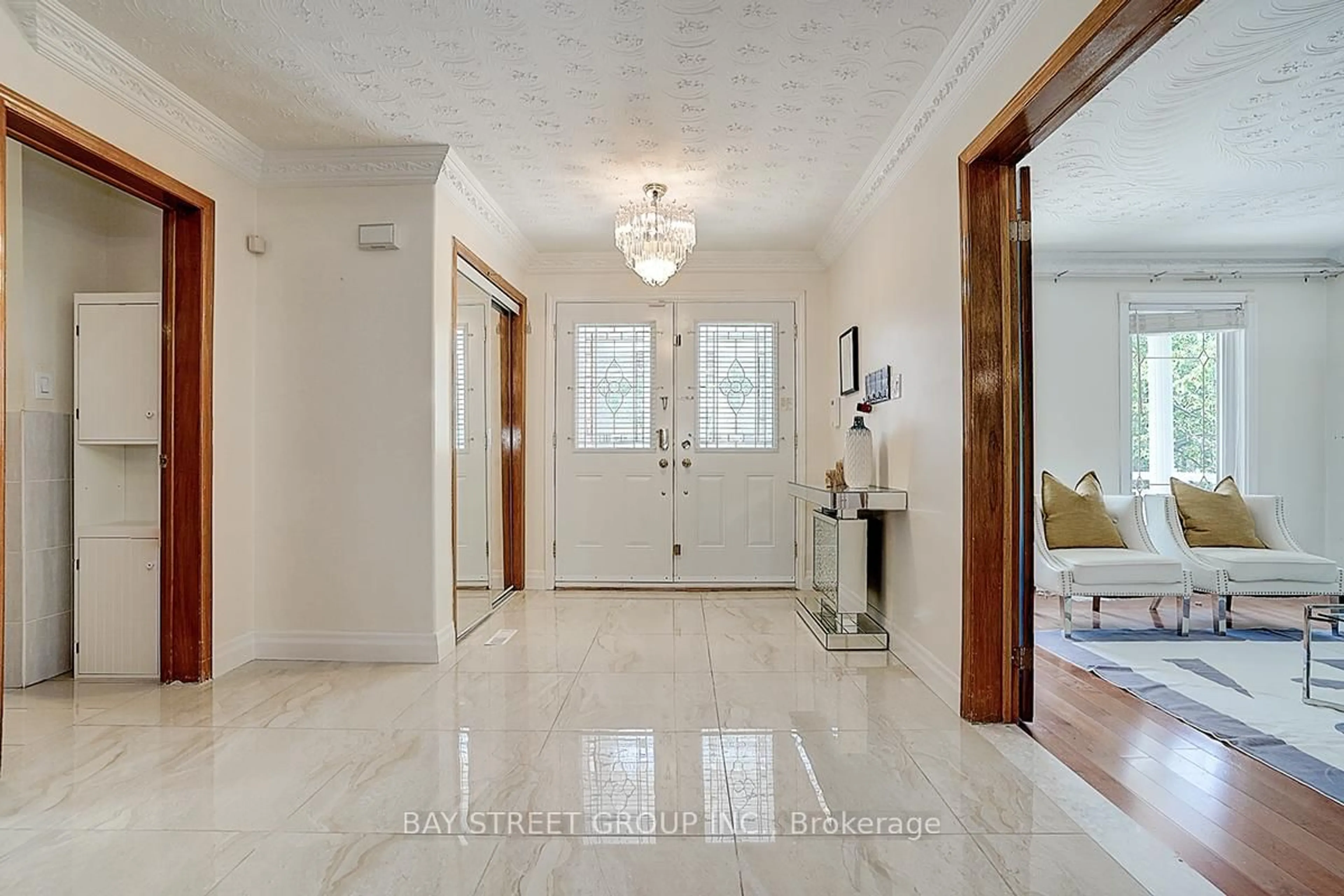 Indoor entryway for 11 Sunbird Cres, Toronto Ontario M1V 3M6