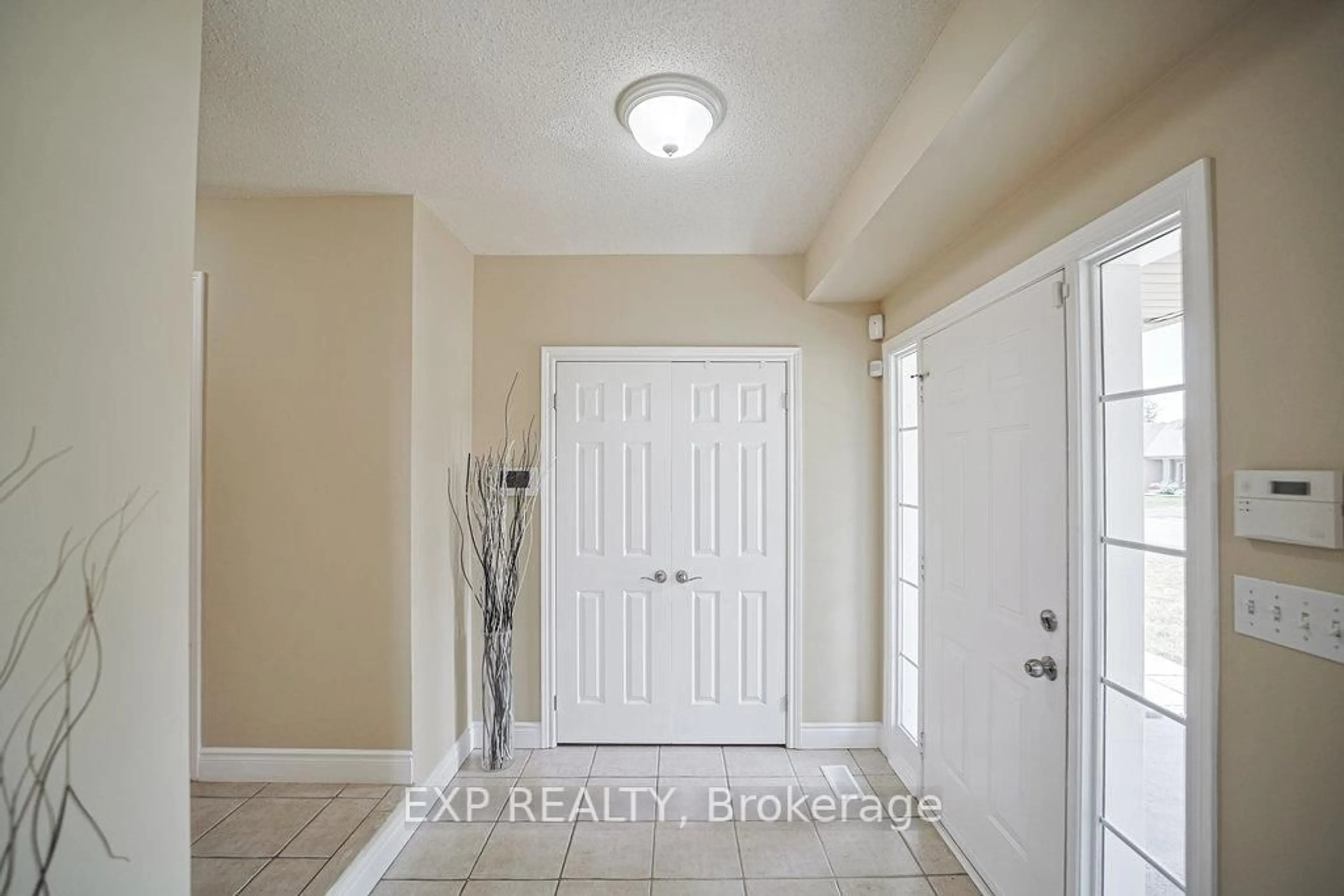 Indoor entryway for 2 Carlson Pl, Clarington Ontario L1C 5P6