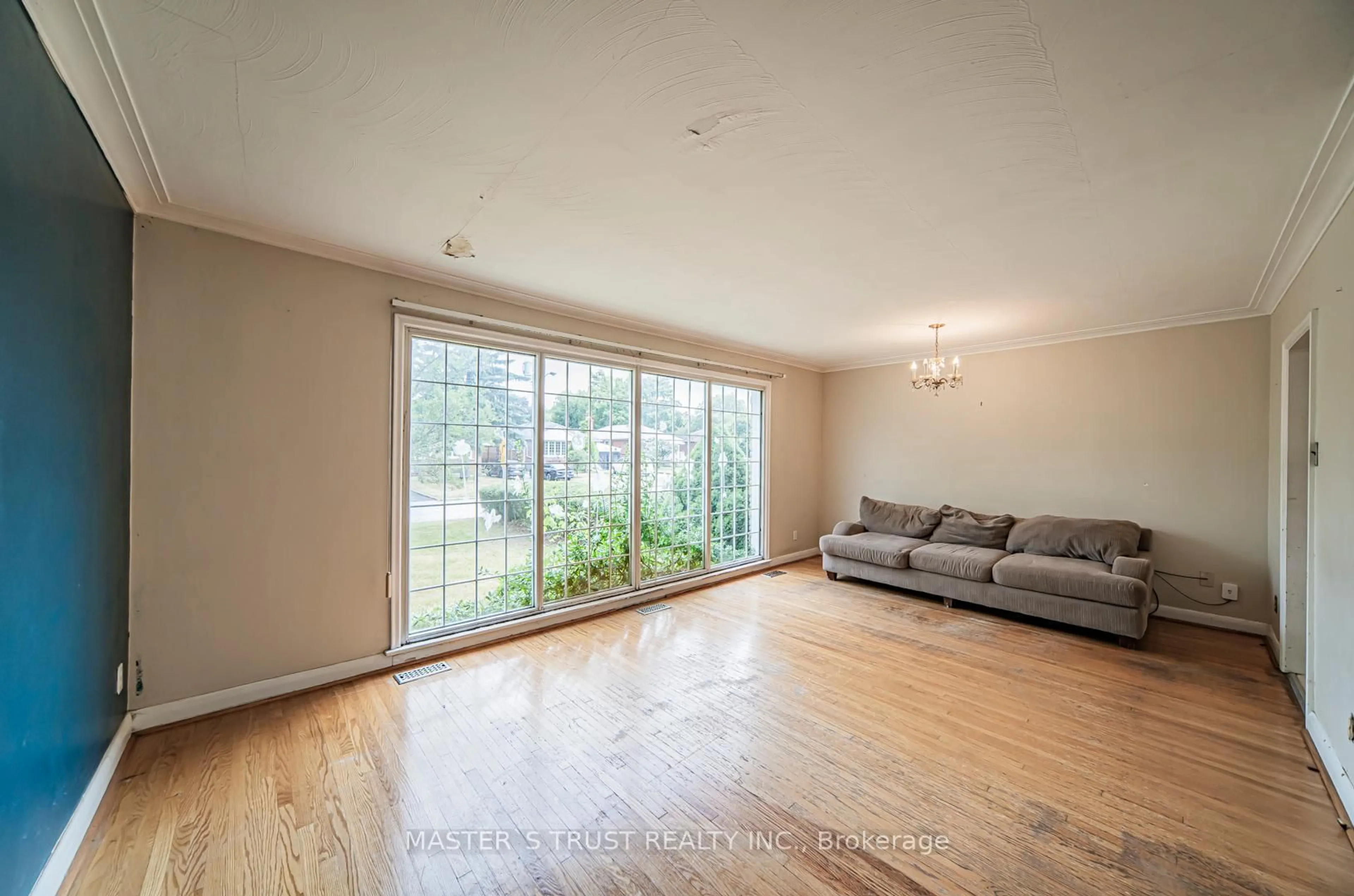 Living room with furniture, wood/laminate floor for 60 Gage Ave, Toronto Ontario M1J 1T8