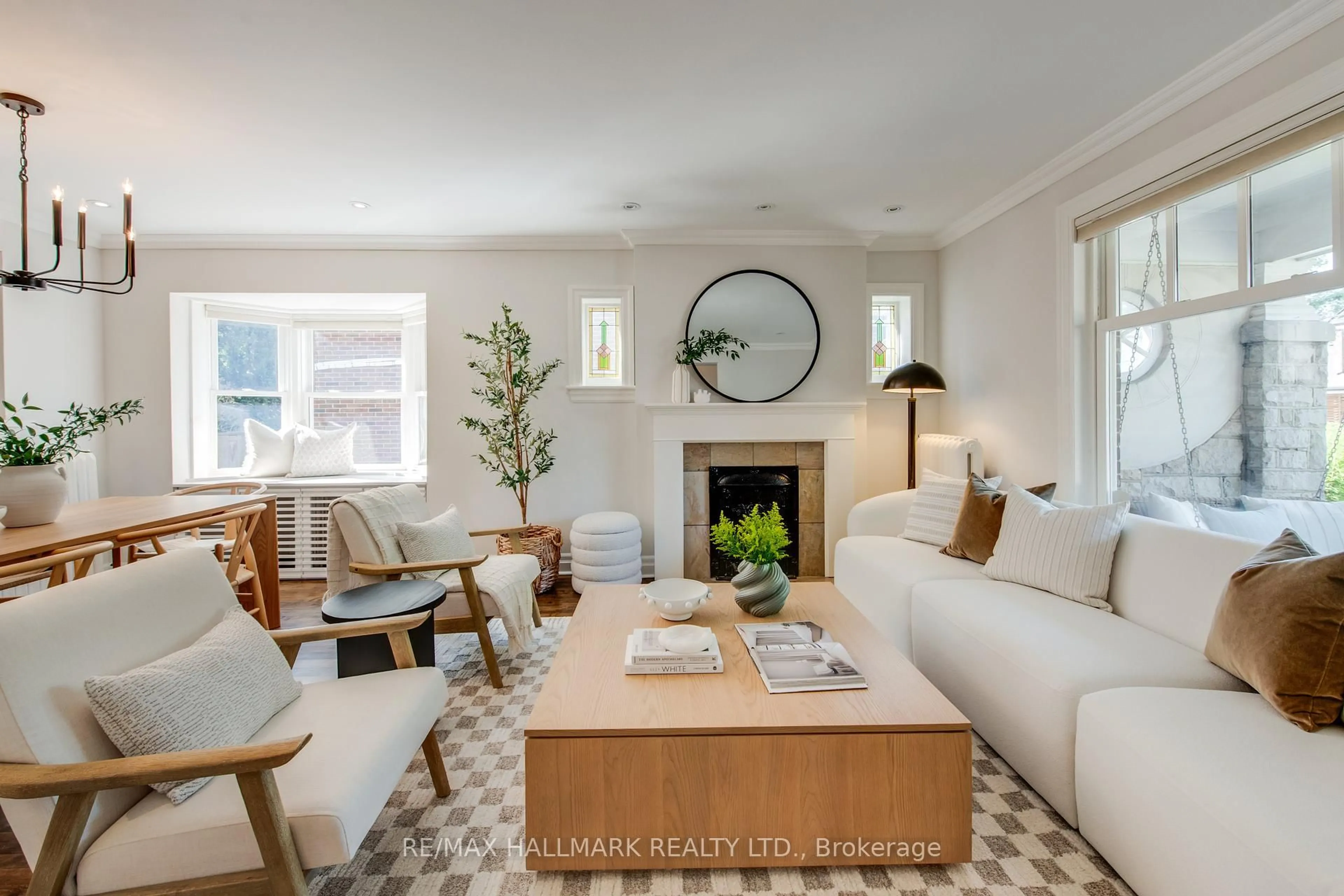 Living room with furniture, unknown for 21 Eastwood Ave, Toronto Ontario M1N 3G9