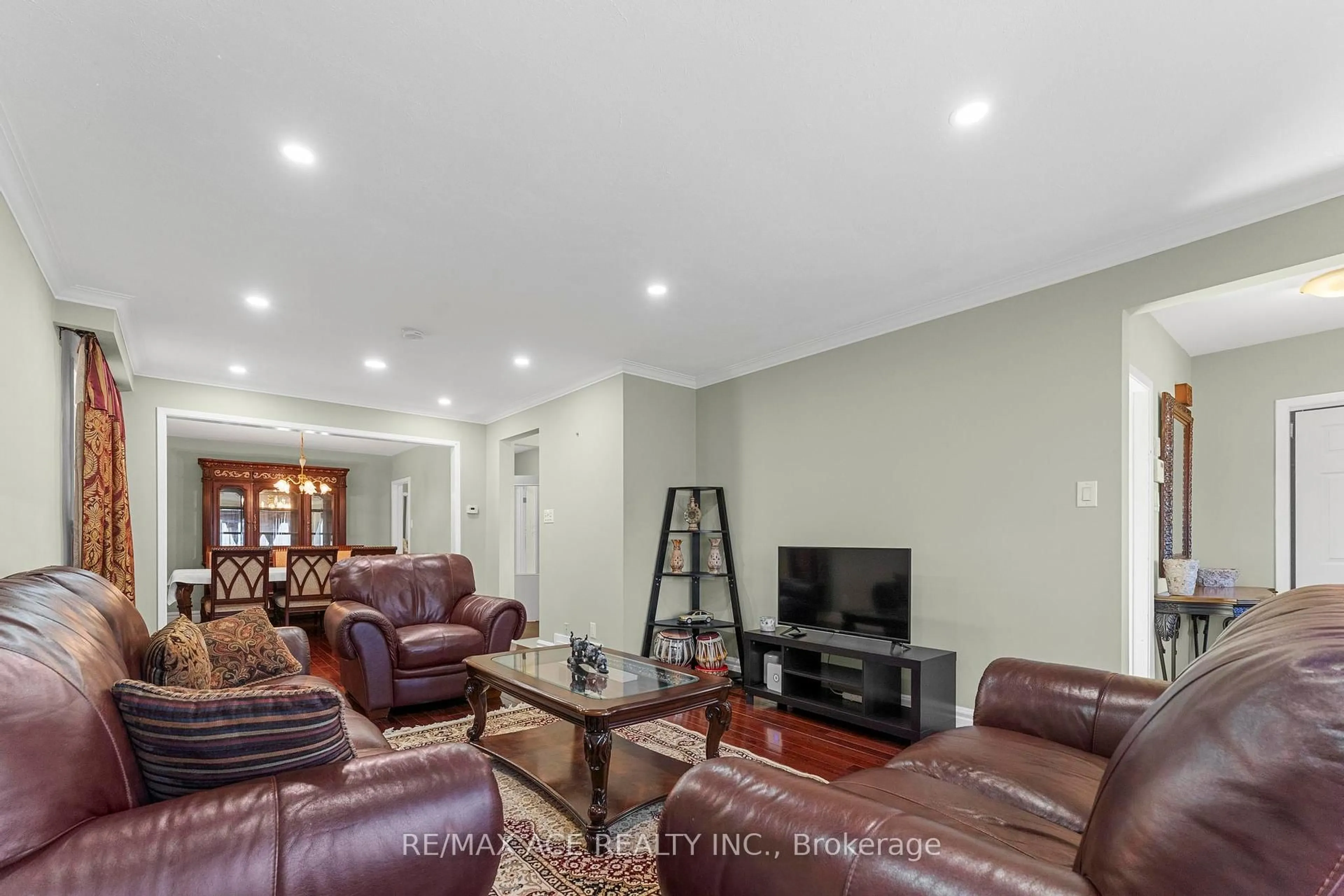 Living room with furniture, unknown for 23 Macduff Cres, Toronto Ontario M1M 1X6