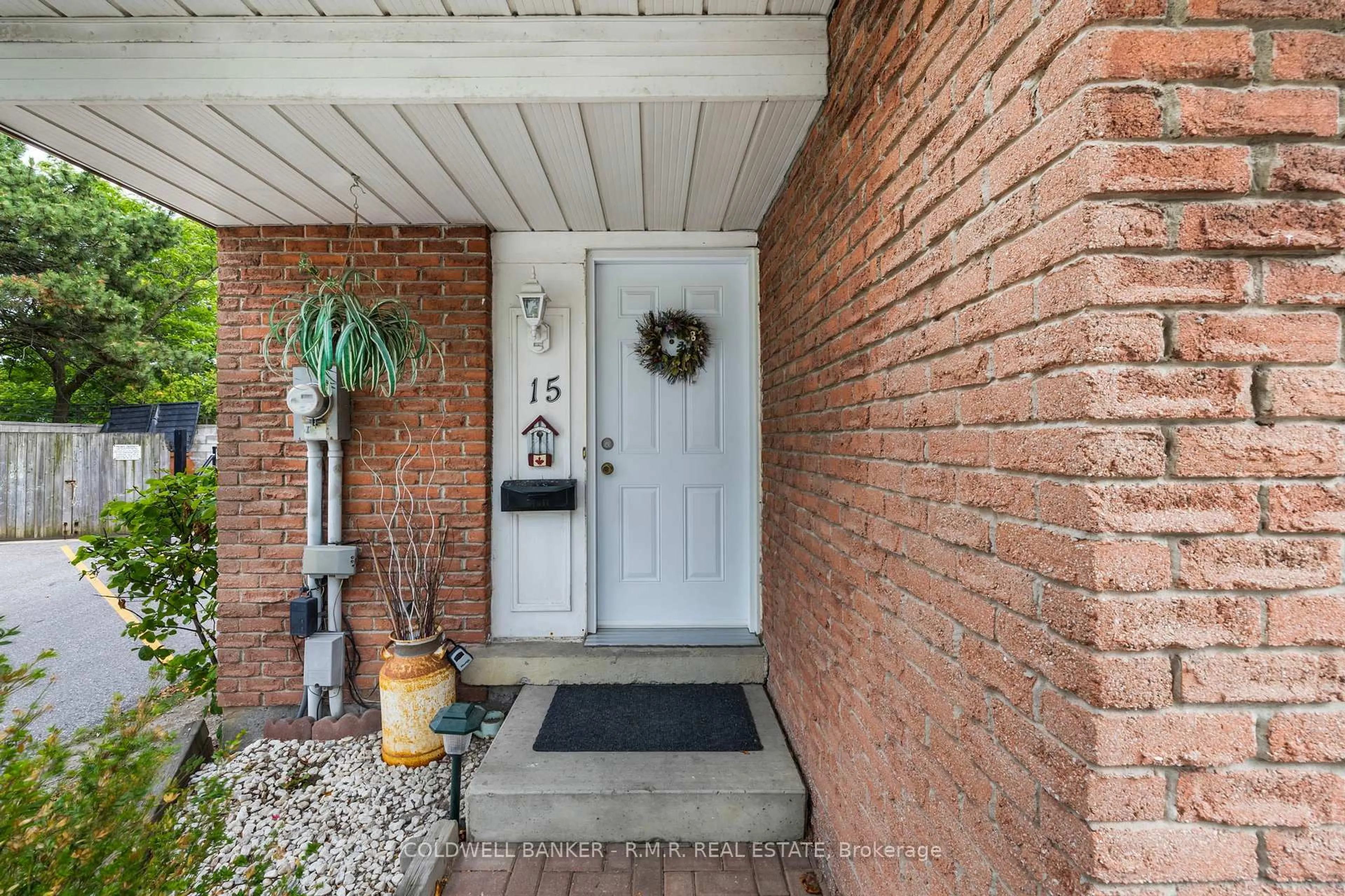 Indoor entryway for 540 Dorchester Dr #15, Oshawa Ontario L1J 6M5
