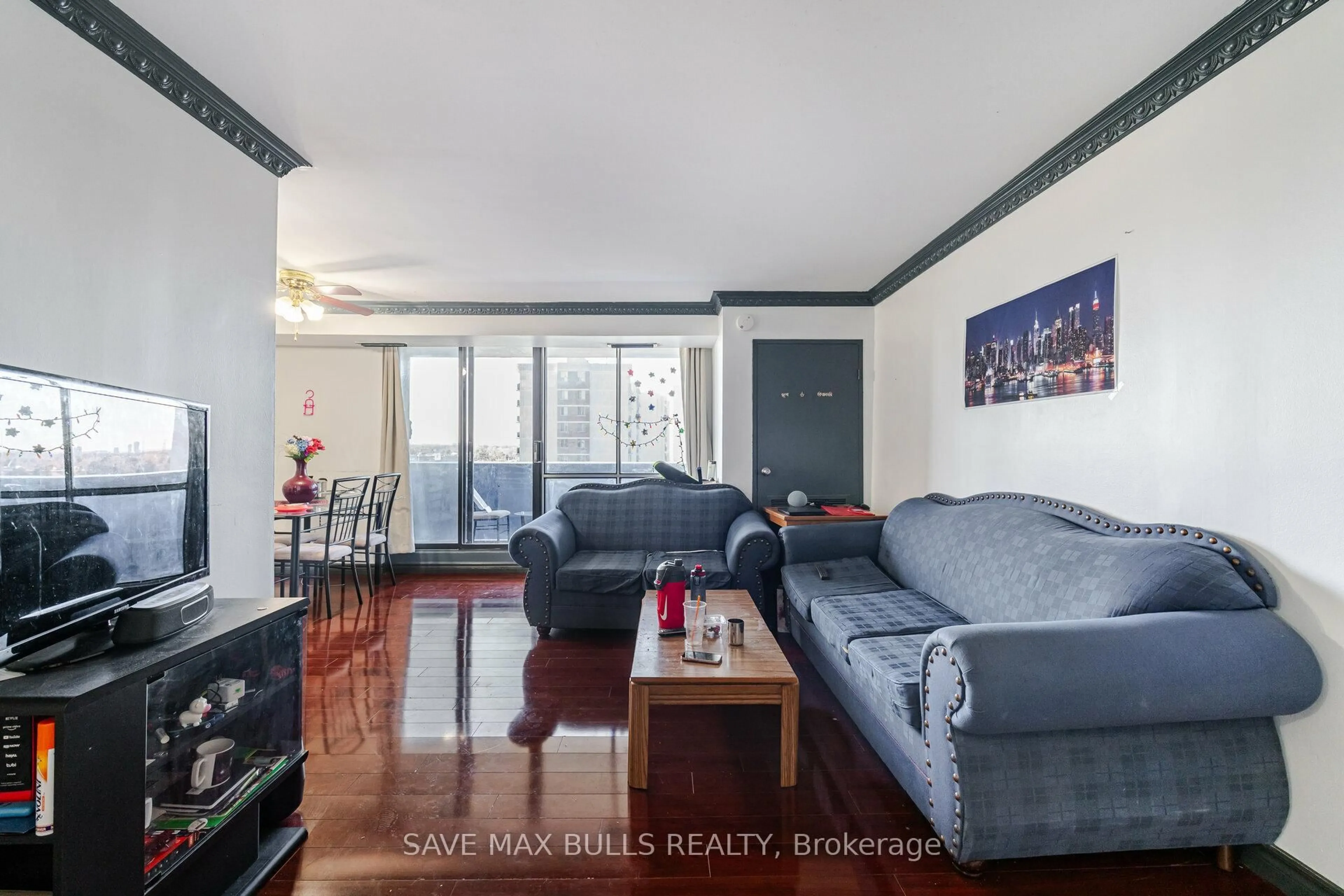 Living room with furniture, wood/laminate floor for 10 Stonehill Crt #907, Toronto Ontario M1W 2X8