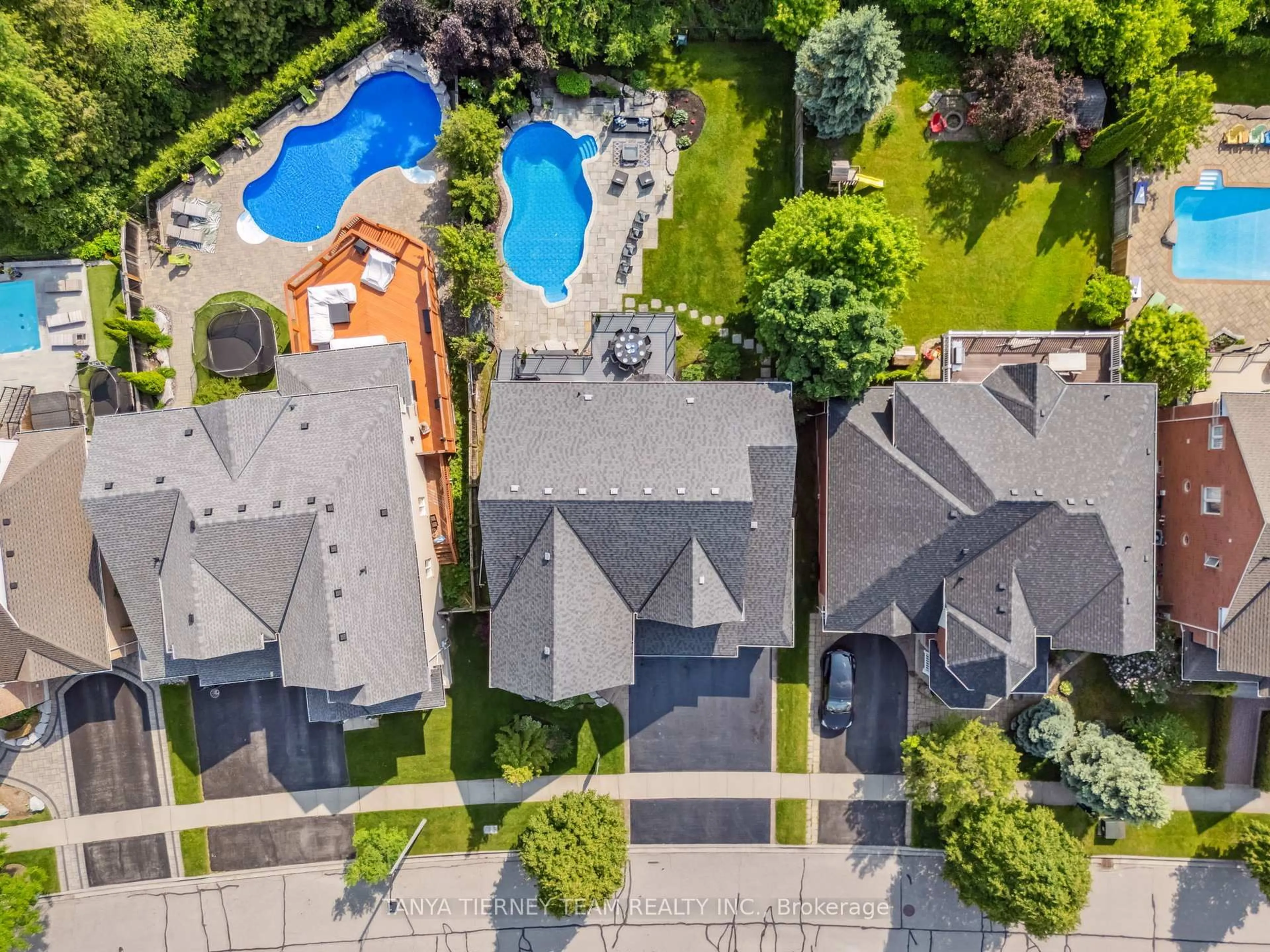 A pic from outside/outdoor area/front of a property/back of a property/a pic from drone, street for 17 Covington Dr, Whitby Ontario L1M 2K6