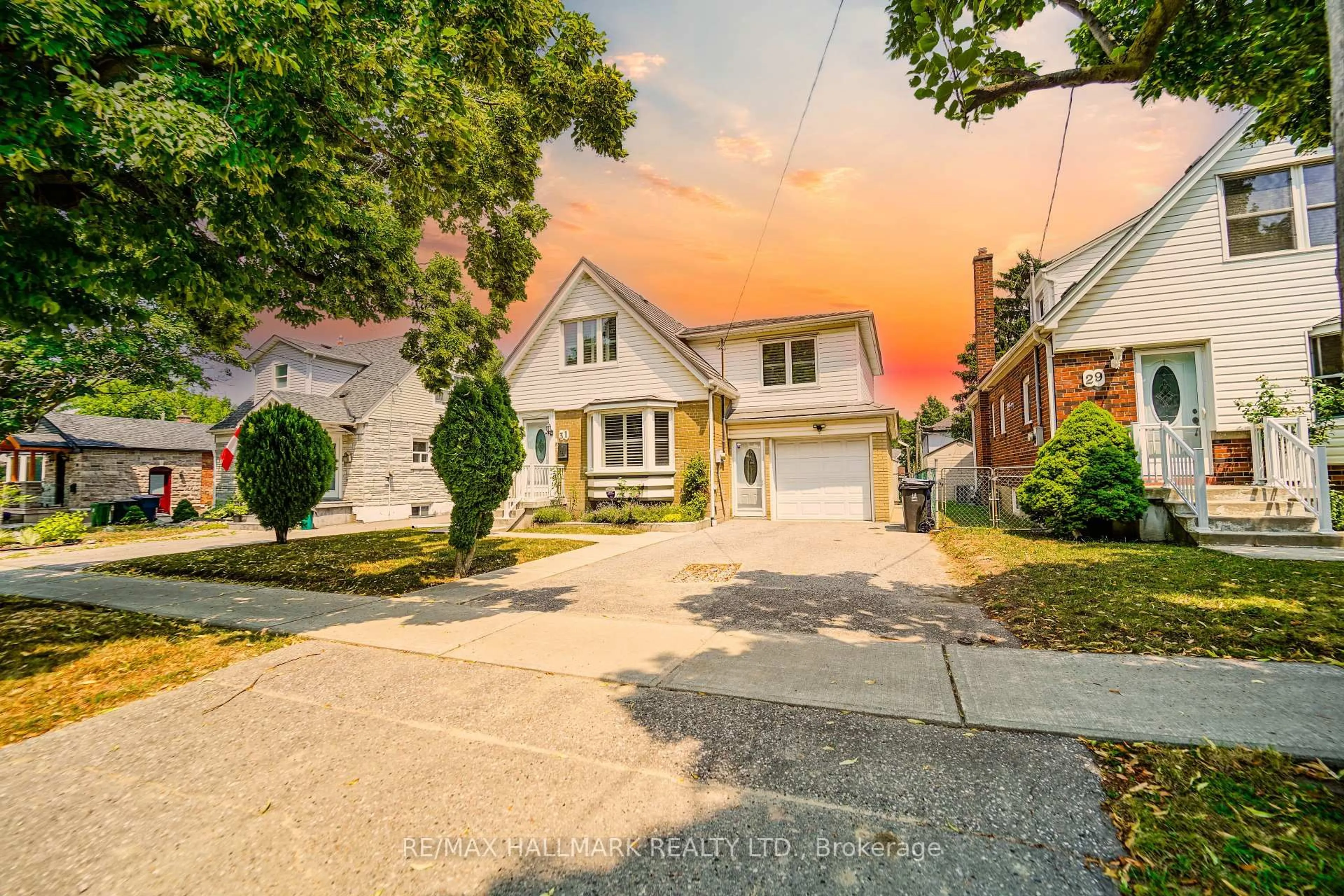 A pic from outside/outdoor area/front of a property/back of a property/a pic from drone, street for 31 Bergen Rd, Toronto Ontario M1P 1R8