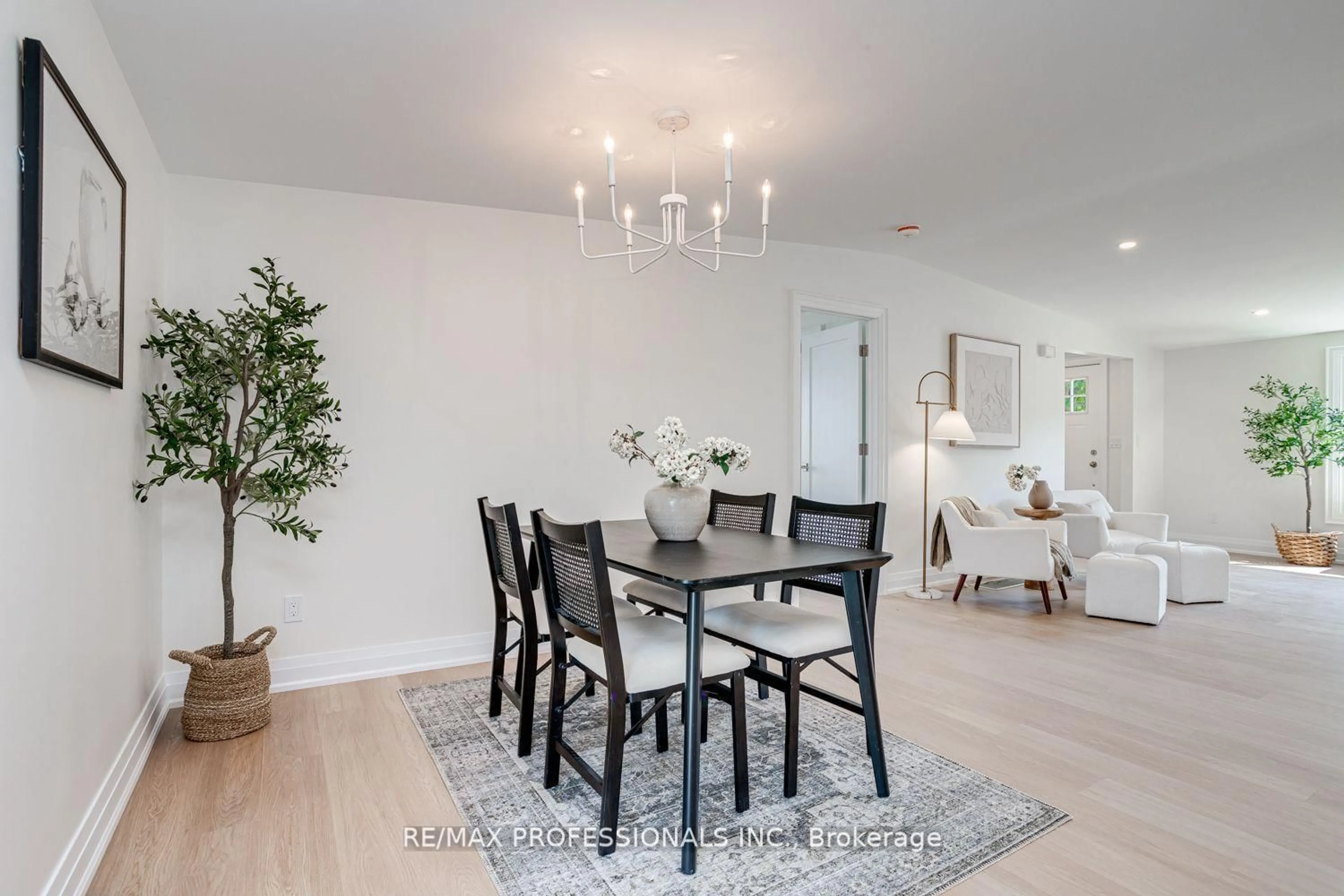 Dining room, wood/laminate floor for 44 Wilmot Tr, Clarington Ontario L1B 1B8
