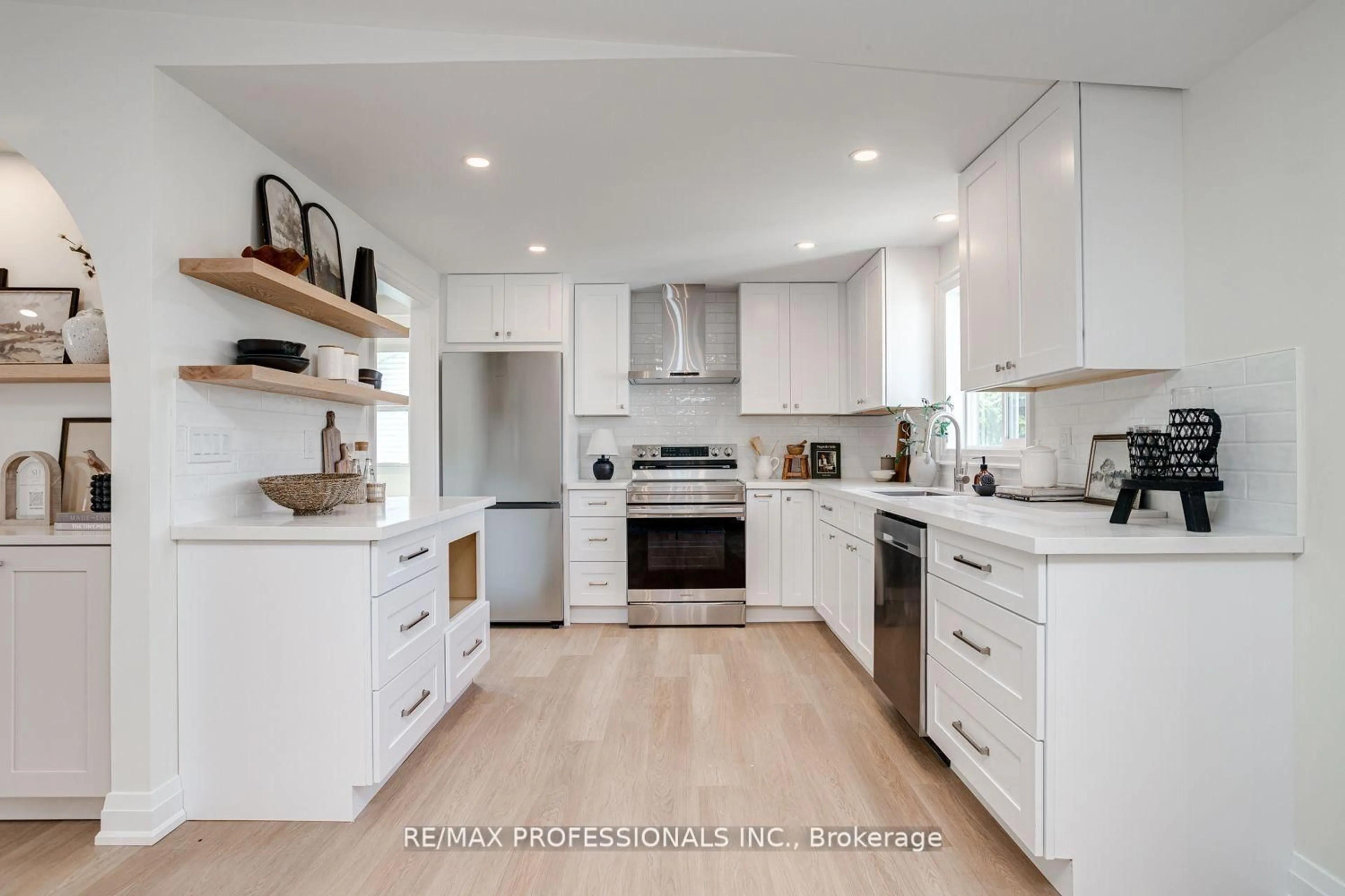 Open concept kitchen, wood/laminate floor for 44 Wilmot Tr, Clarington Ontario L1B 1B8
