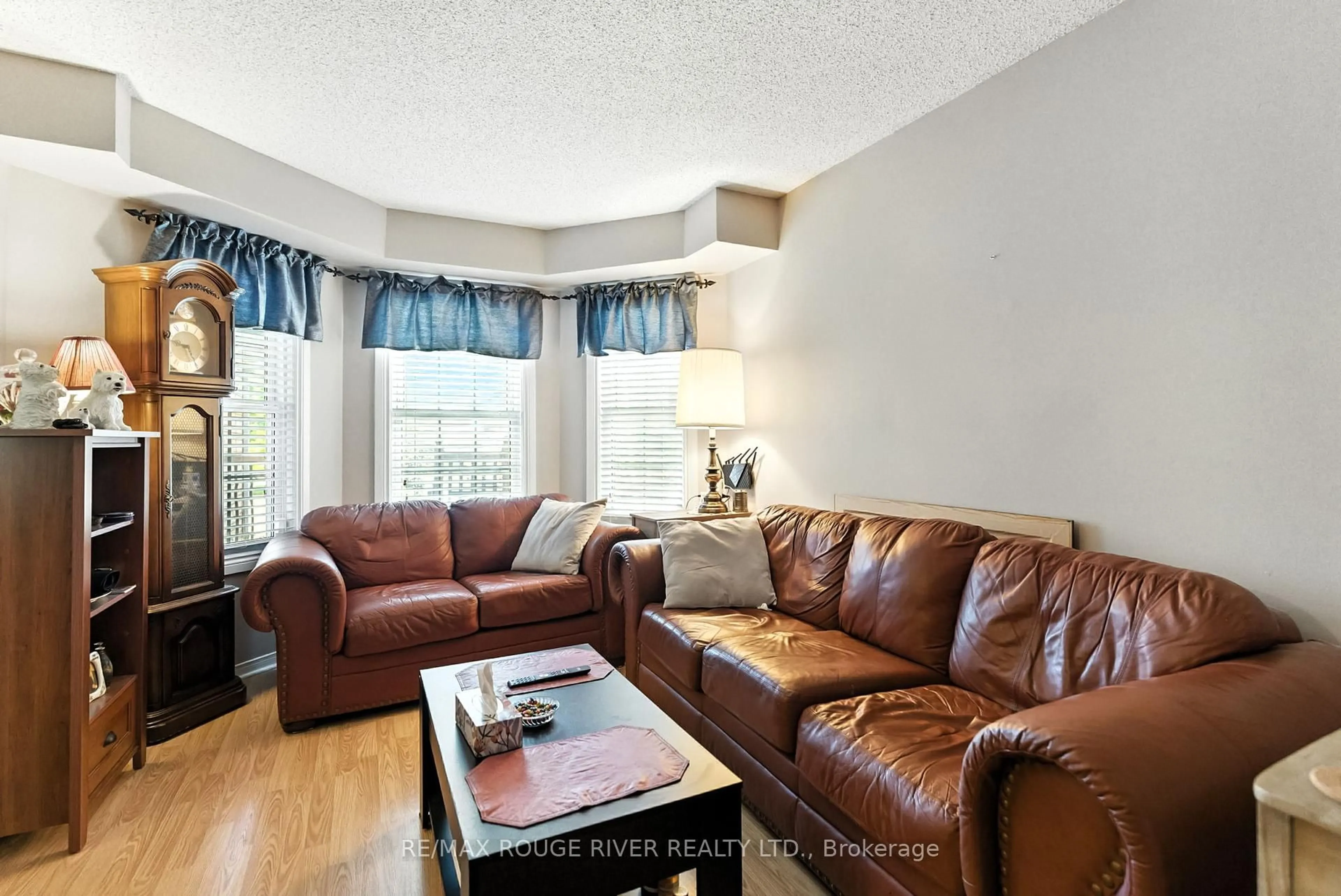 Living room with furniture, unknown for 35 Fencerow Dr, Whitby Ontario L1R 1Y4