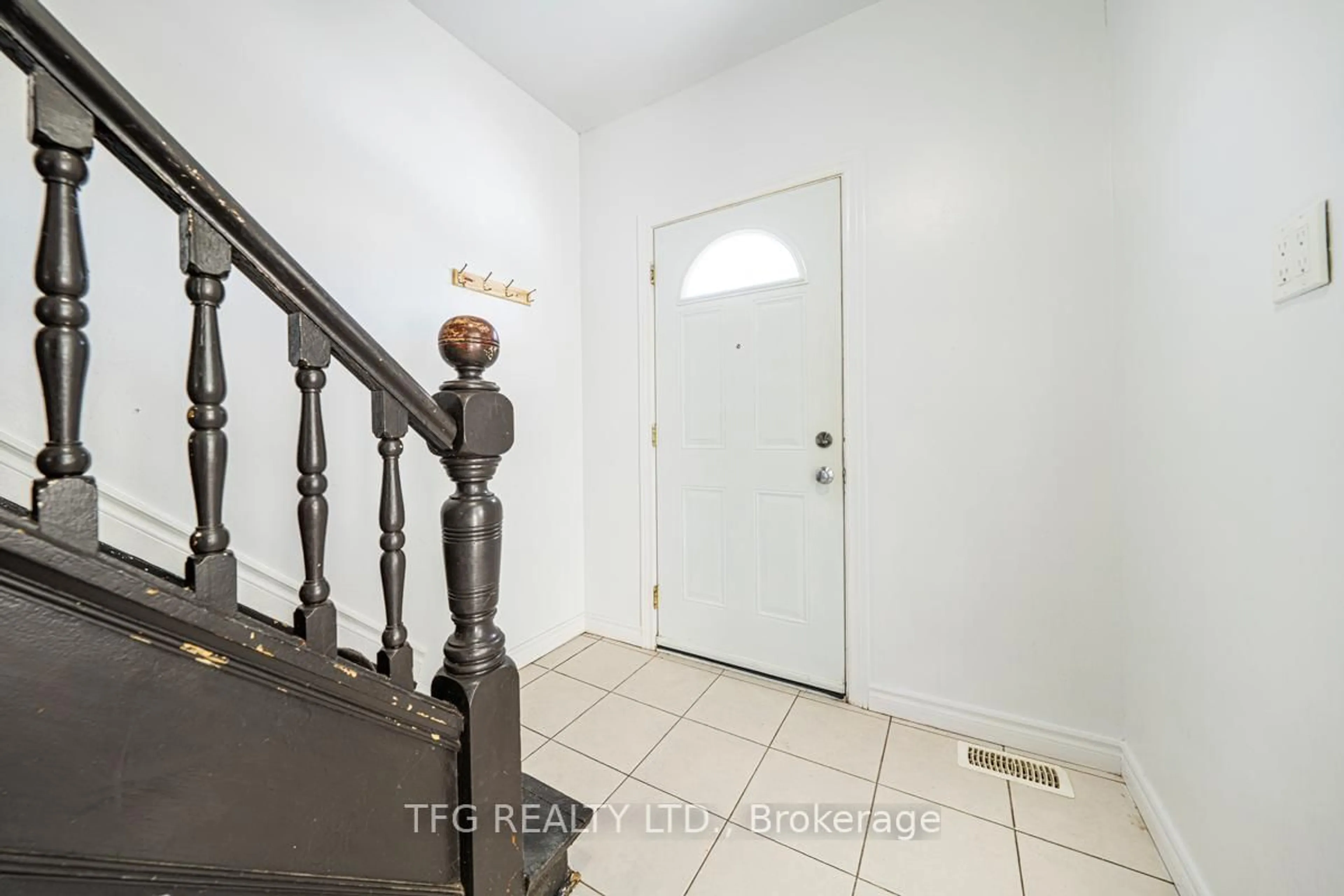Indoor entryway for 22 Brock St, Oshawa Ontario L1G 1R9