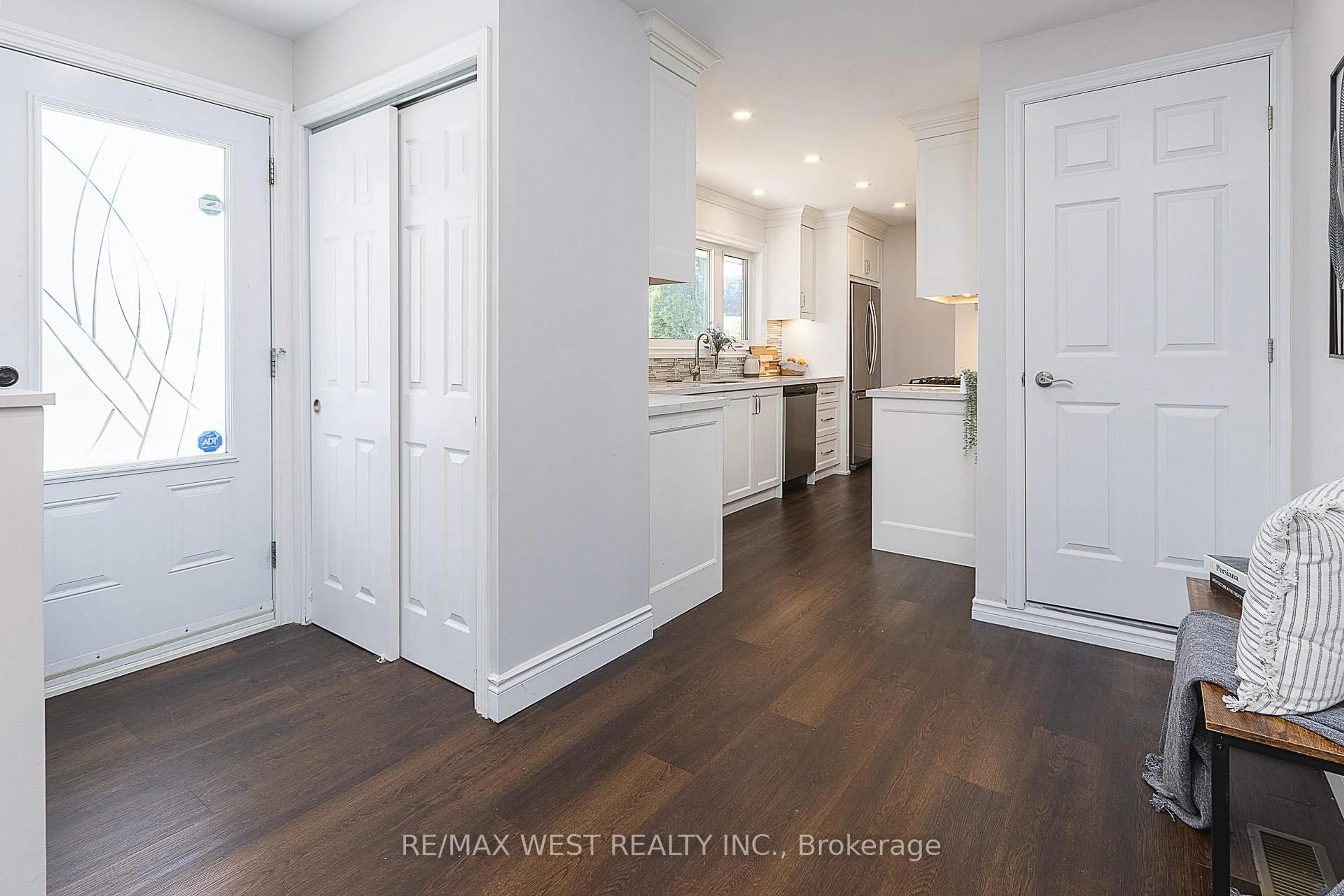 Indoor entryway for 396 Marion Ave, Oshawa Ontario L1J 3B1