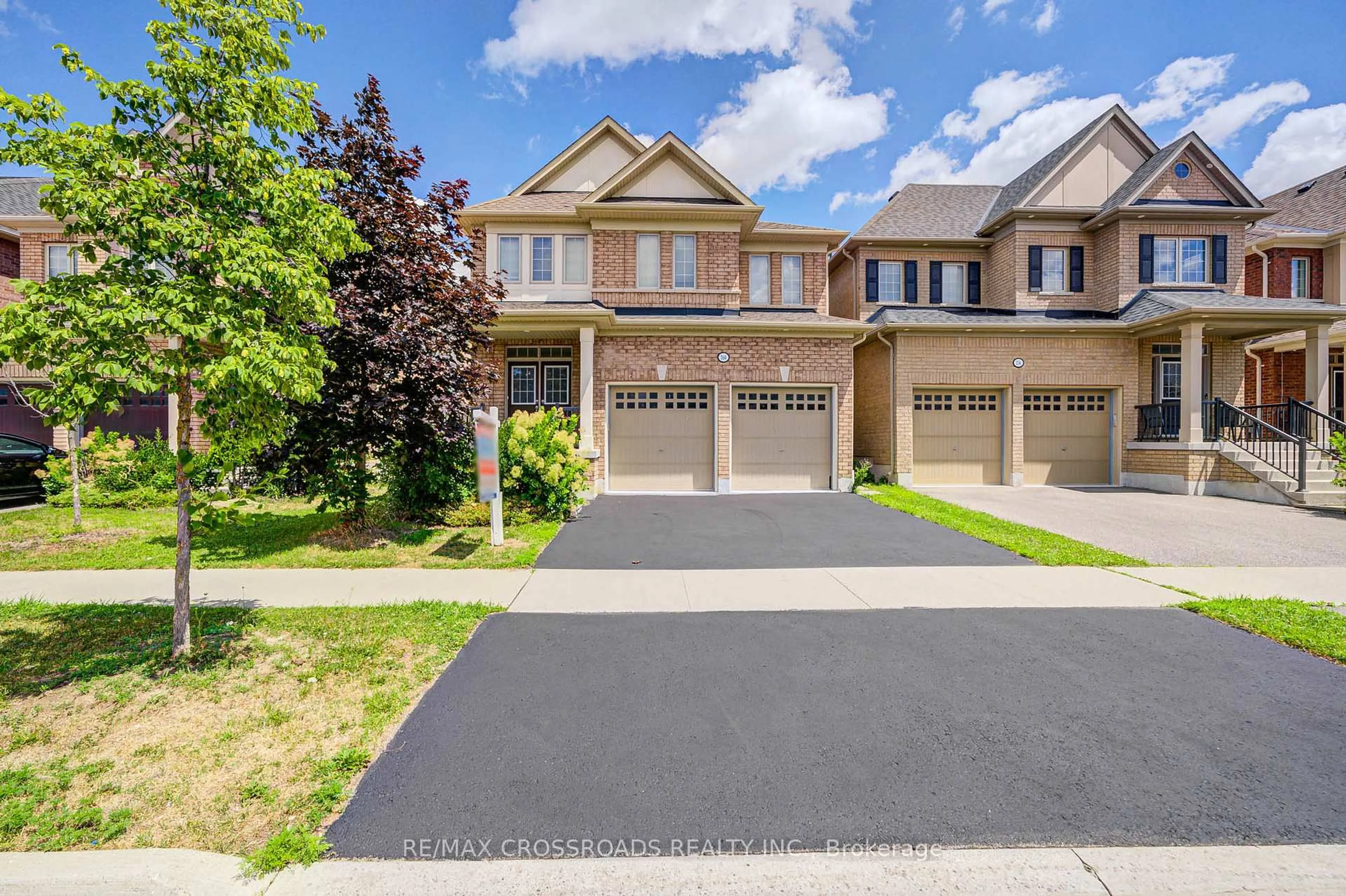 A pic from outside/outdoor area/front of a property/back of a property/a pic from drone, street for 260 Cosgrove Dr, Oshawa Ontario L1L 0K4