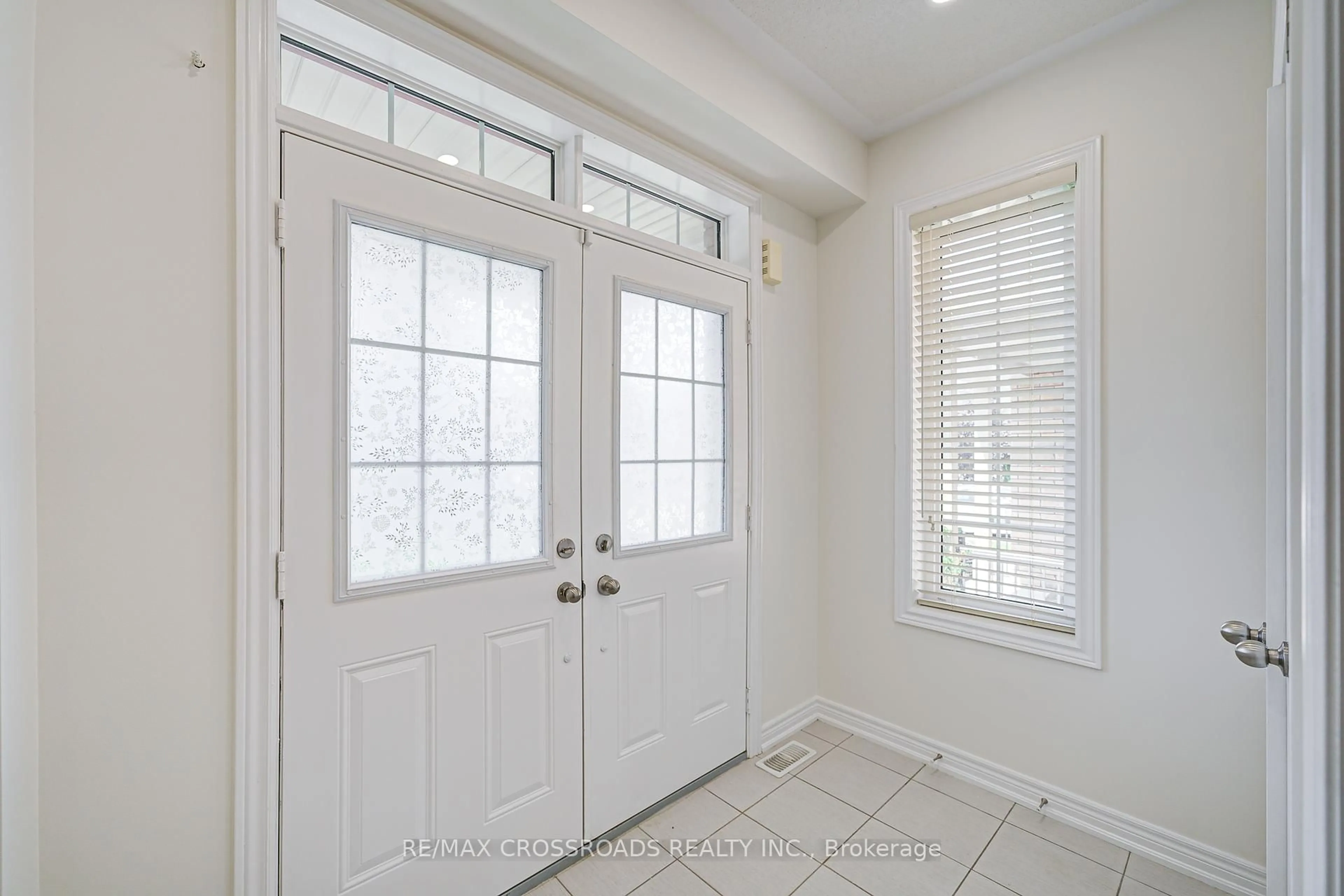 Indoor entryway for 260 Cosgrove Dr, Oshawa Ontario L1L 0K4