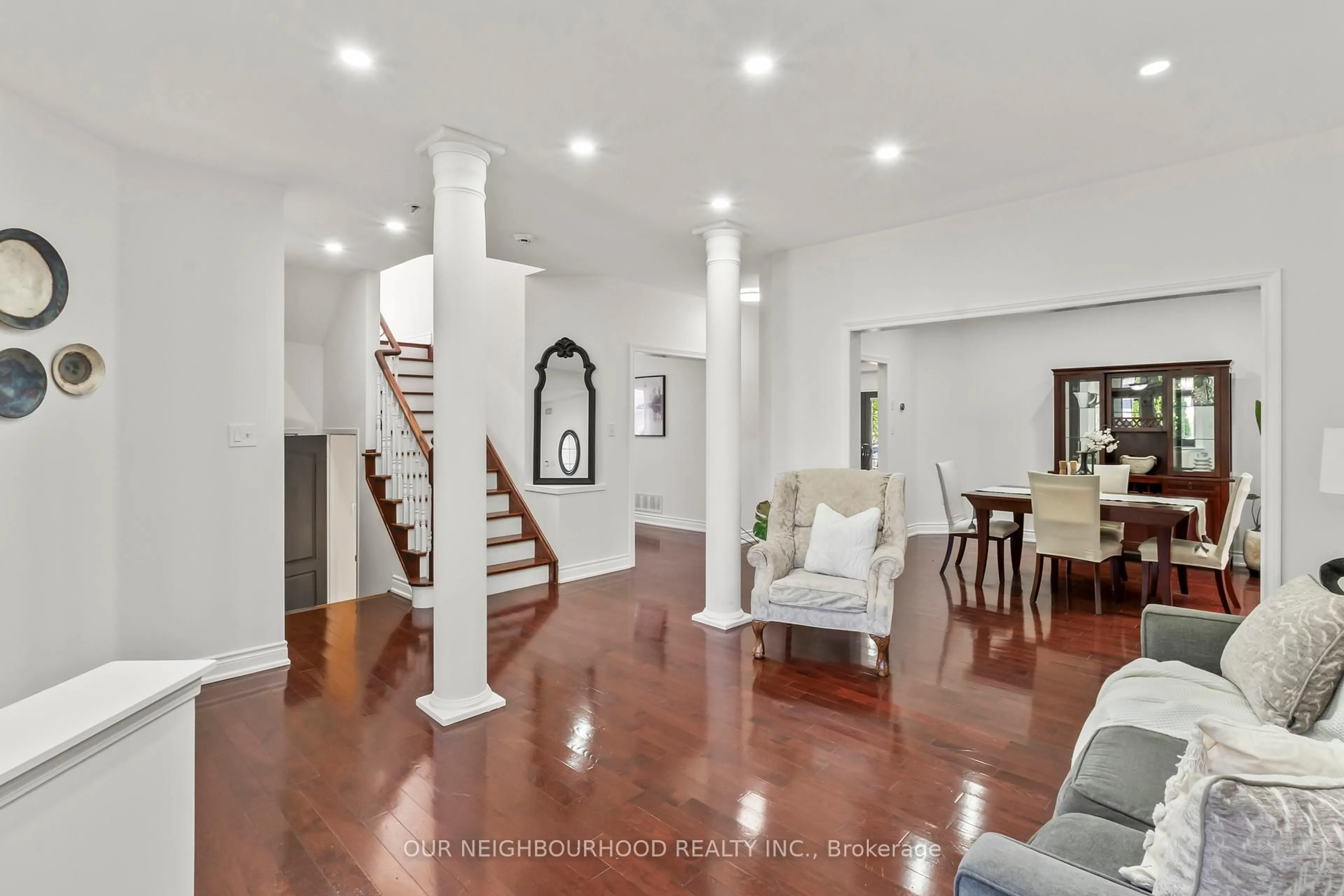 Indoor foyer for 1305 Aldergrove Dr, Oshawa Ontario L1K 2Y6