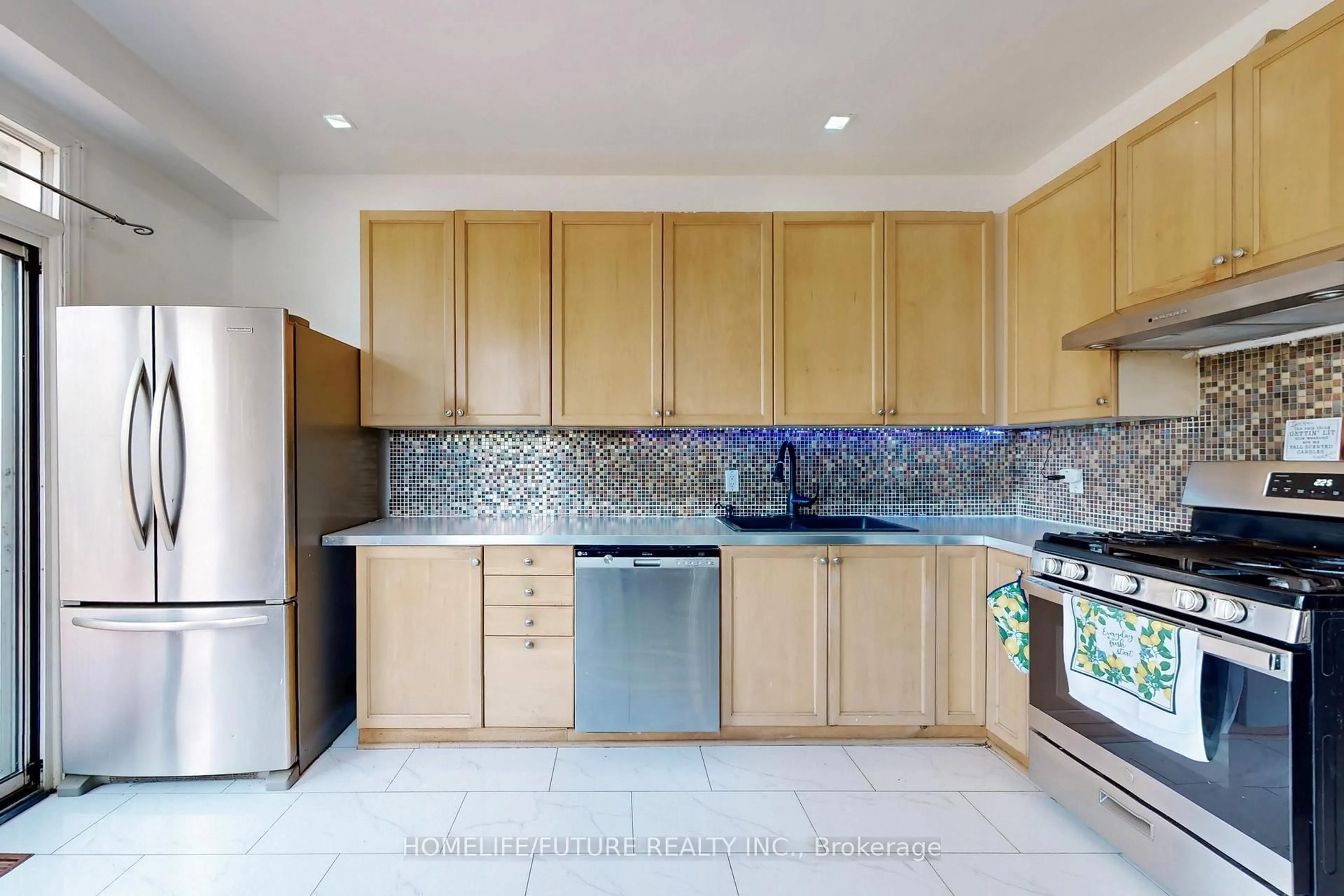 Standard kitchen, ceramic/tile floor for 1109 Timberland Cres, Oshawa Ontario L1K 2K8