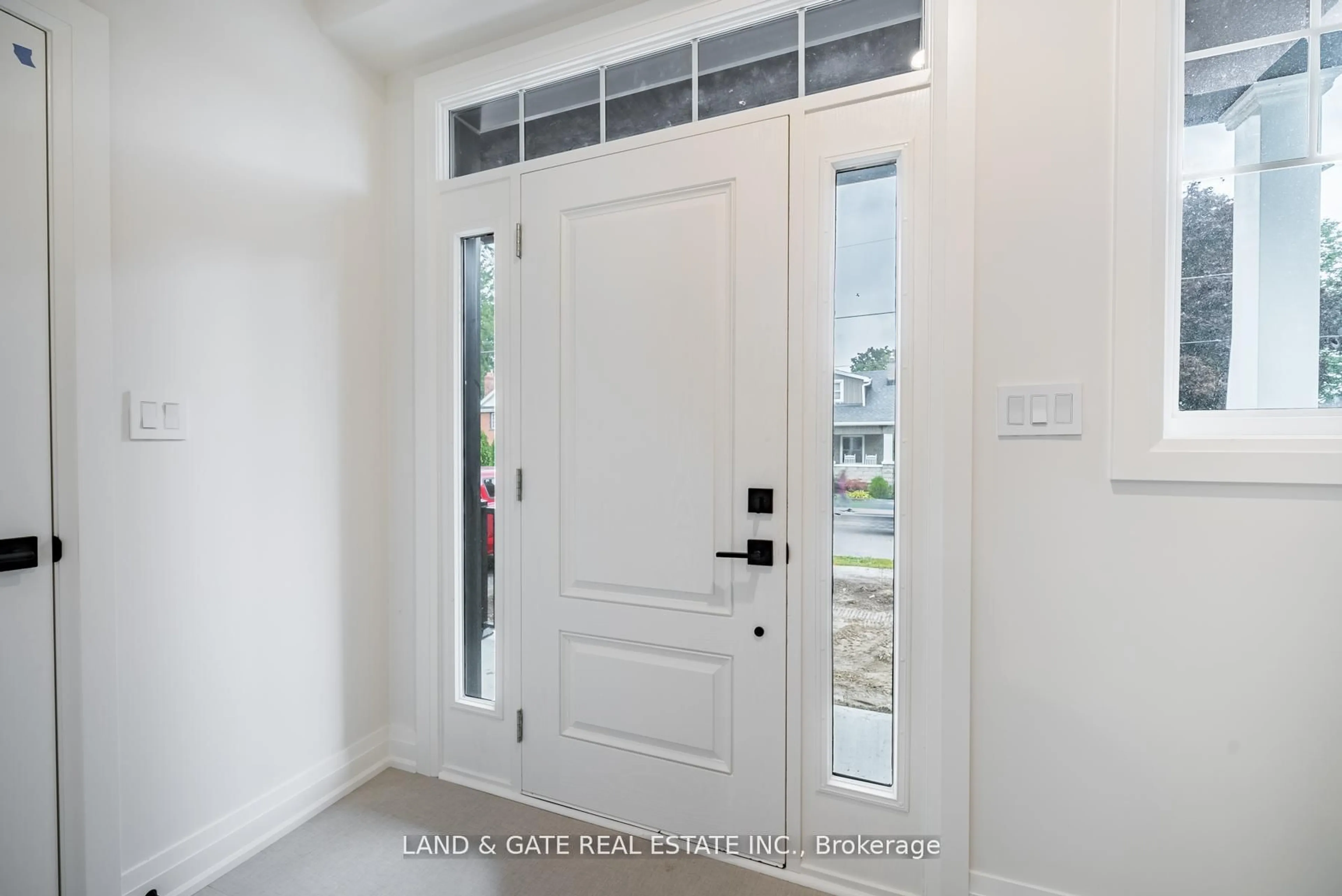 Indoor entryway for 132A Elgin St, Clarington Ontario L1C 3E7