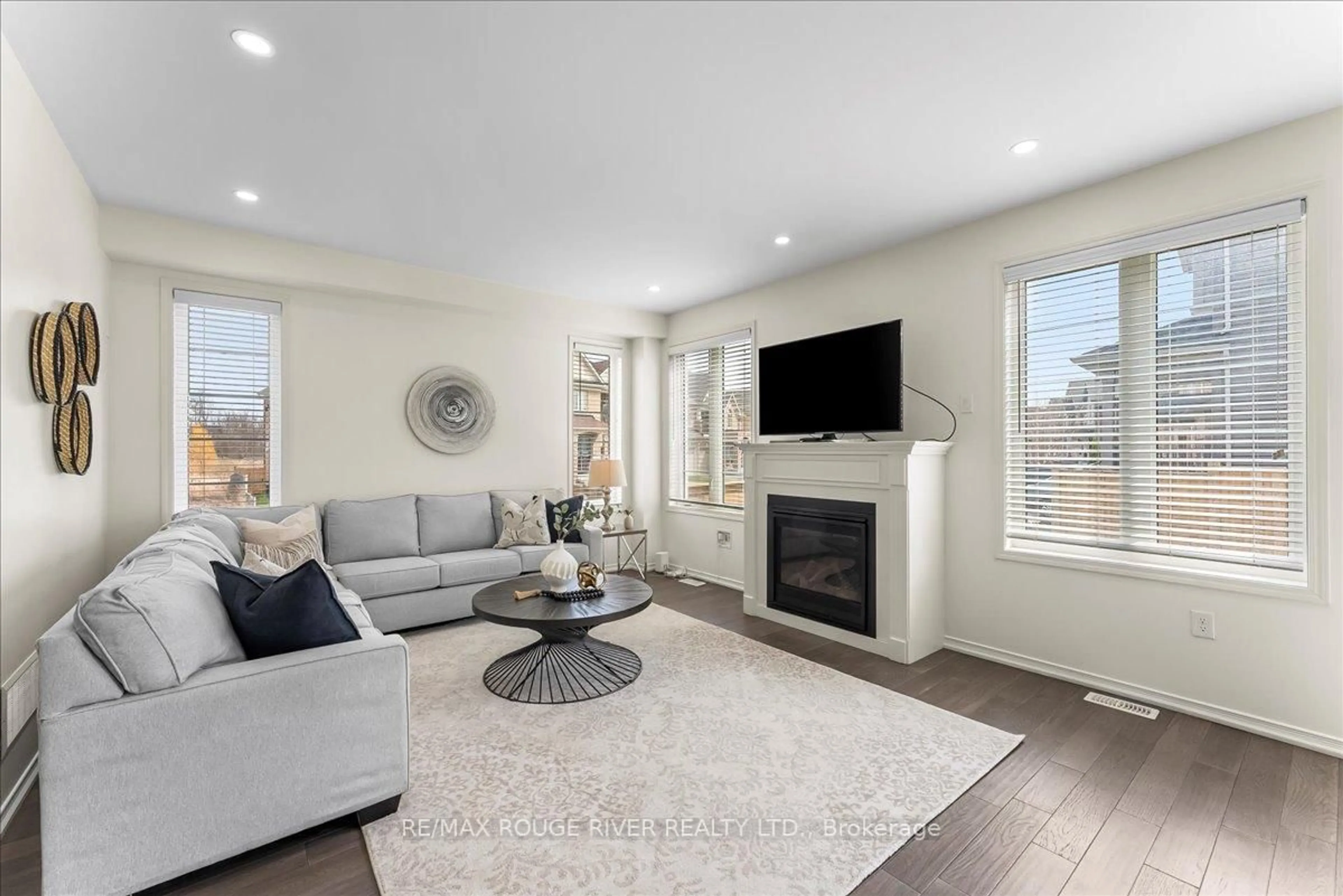 Living room with furniture, unknown for 2560 Bandsman Cres, Oshawa Ontario L1L 0M2