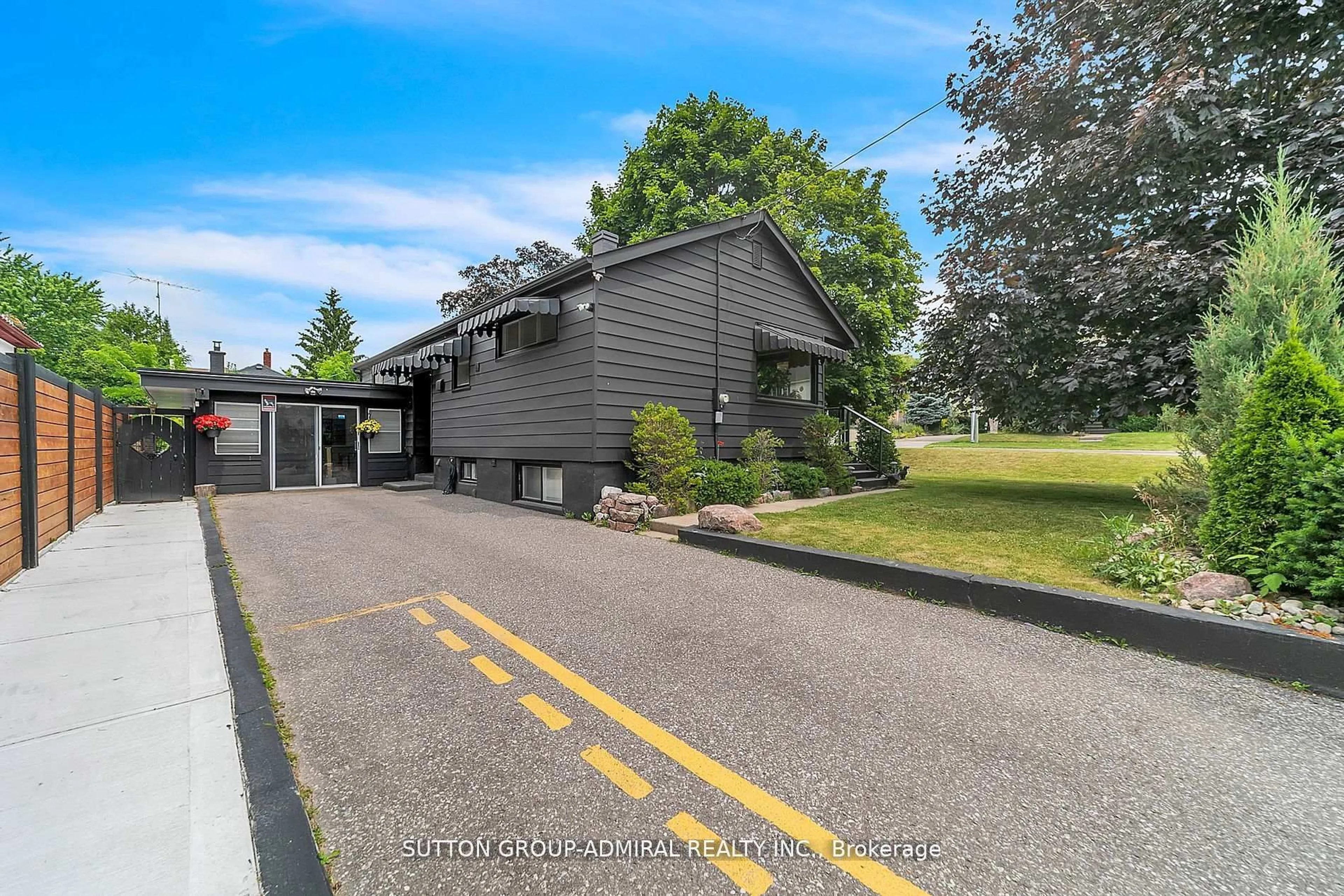 A pic from outside/outdoor area/front of a property/back of a property/a pic from drone, street for 212 ST. PETER St, Whitby Ontario L1N 1J3