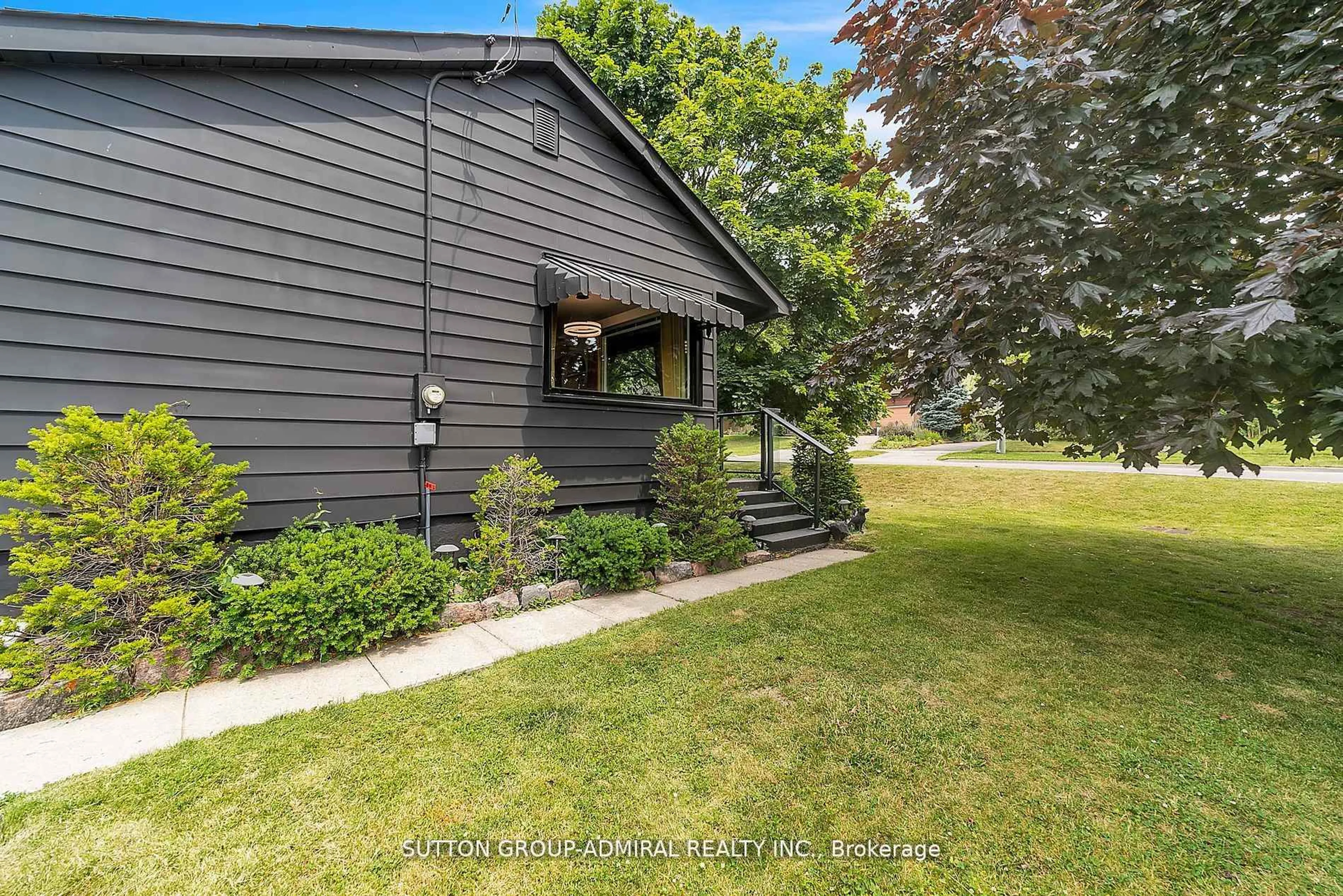 Unknown for 212 ST. PETER St, Whitby Ontario L1N 1J3