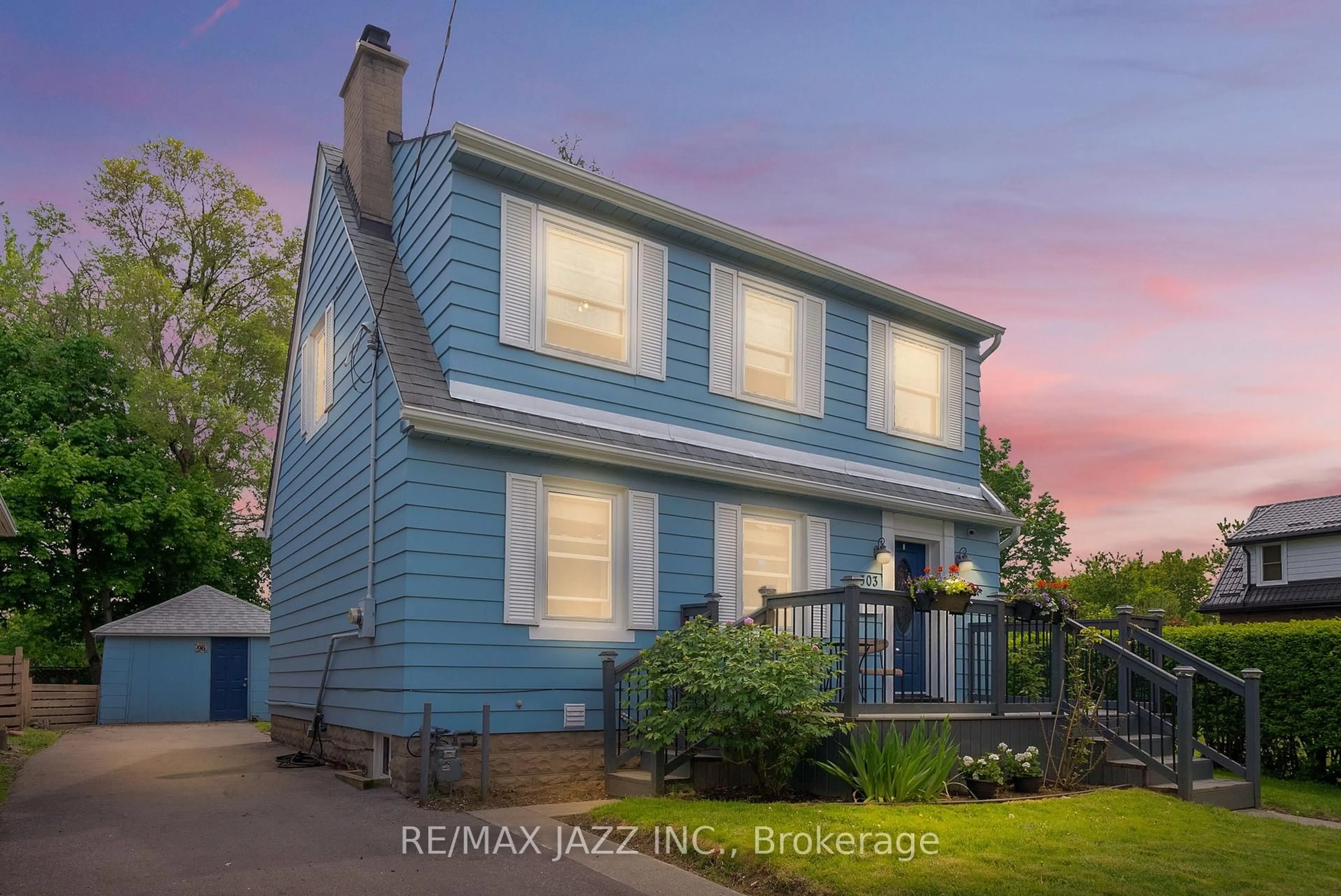 Home with vinyl exterior material, street for 303 Gliddon Ave, Oshawa Ontario L1H 1Z2