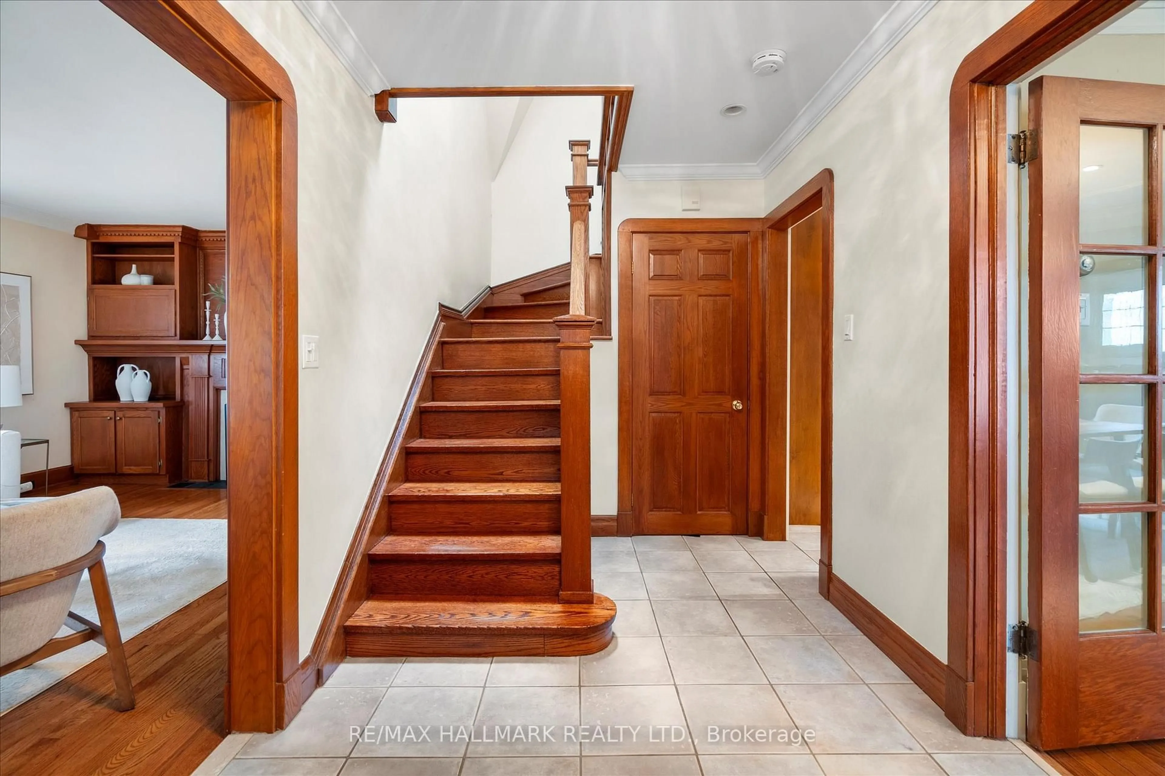 Indoor entryway for 34 Munro Park Ave, Toronto Ontario M4E 3M3