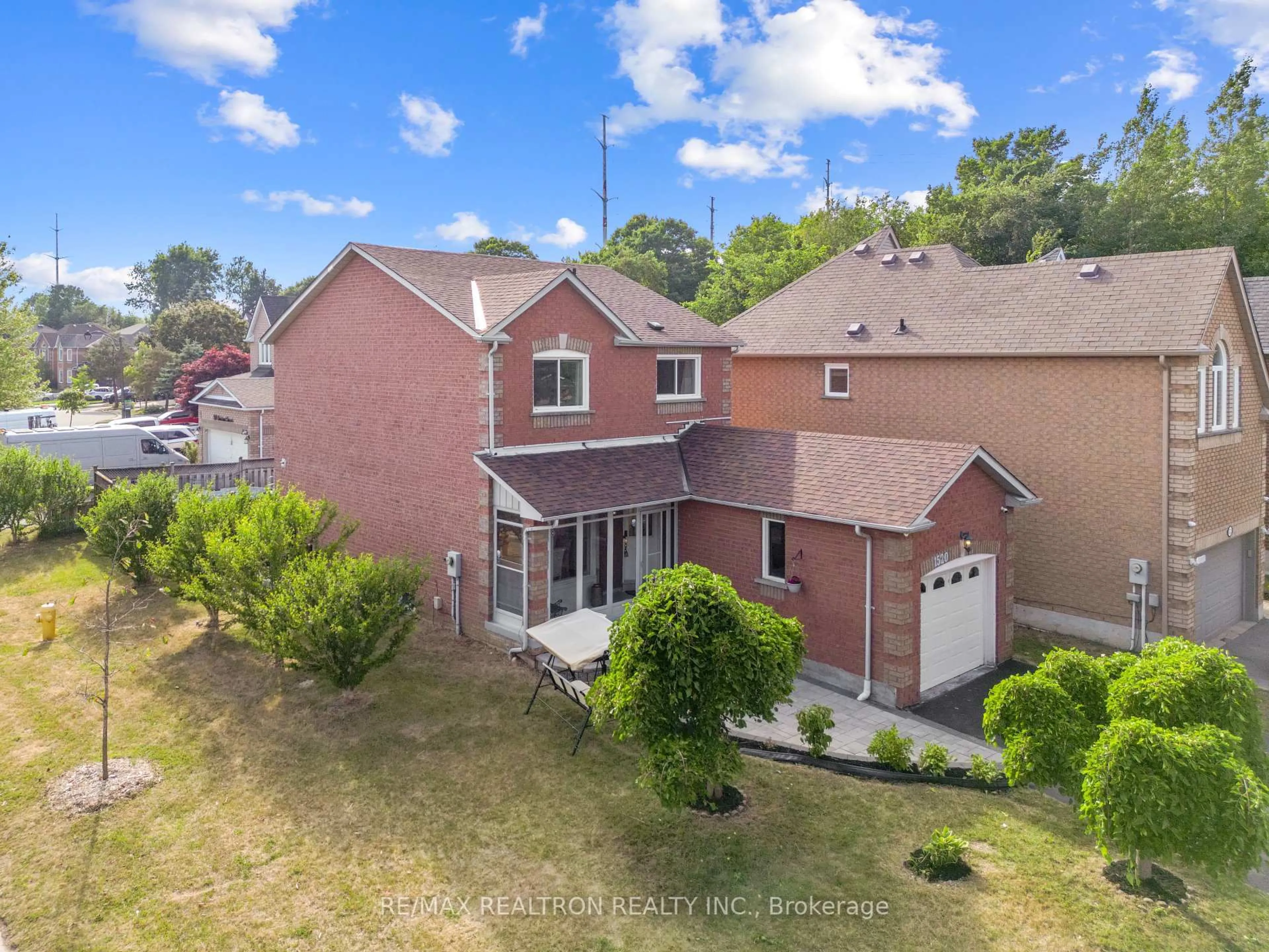 A pic from outside/outdoor area/front of a property/back of a property/a pic from drone, unknown for 1520 Sandhurst Cres, Pickering Ontario L1V 6Y6