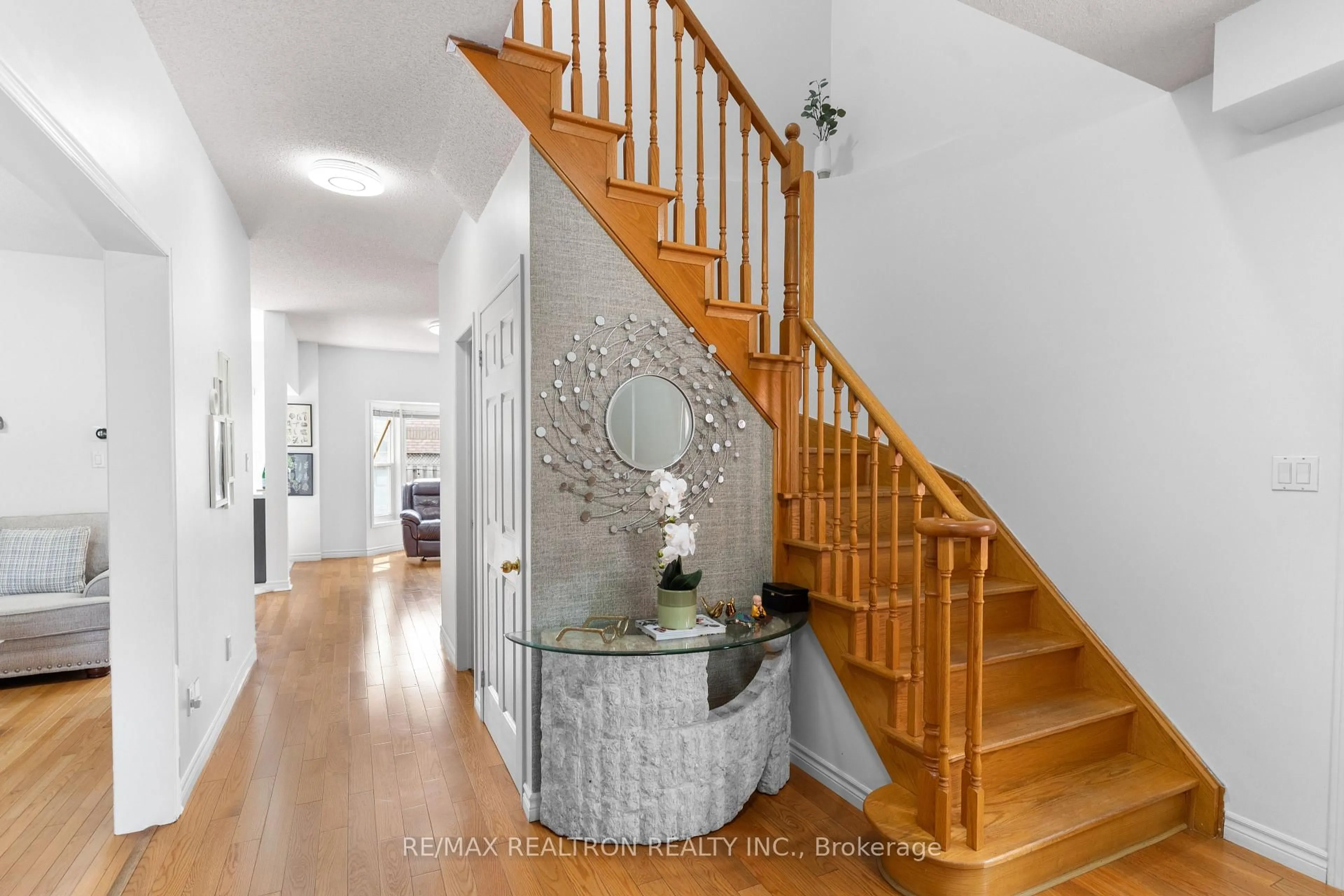 Indoor entryway for 1520 Sandhurst Cres, Pickering Ontario L1V 6Y6