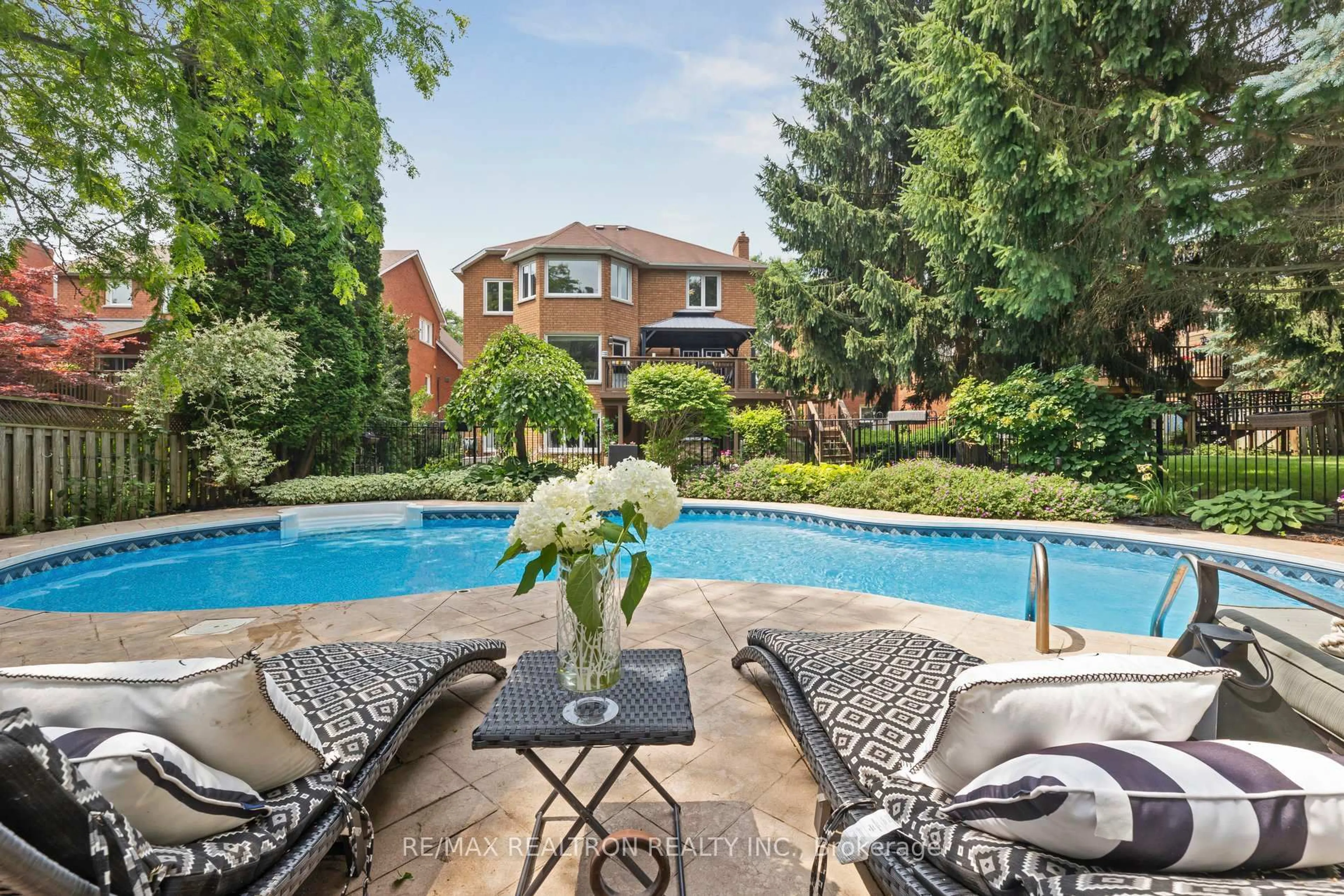 Pool for 9 Foster Creek Dr, Clarington Ontario L1B 1G1