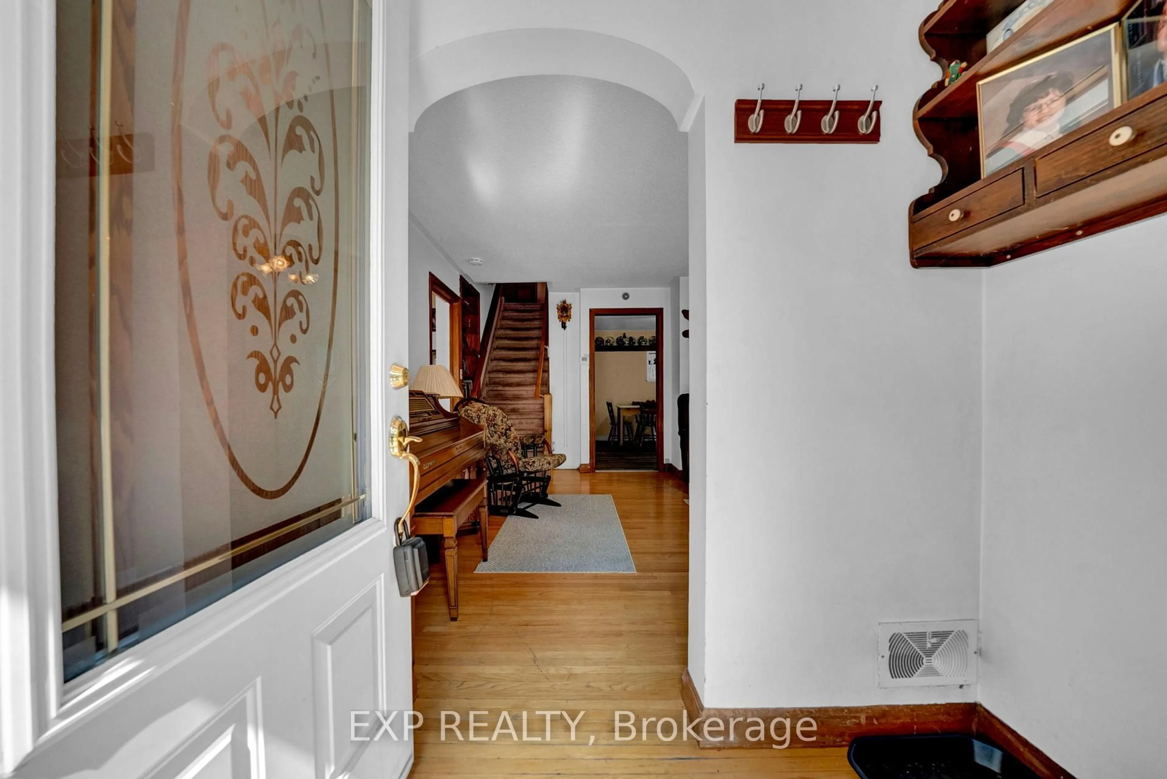 Indoor entryway for 3253 Tooley Rd, Clarington Ontario L1E 2K7