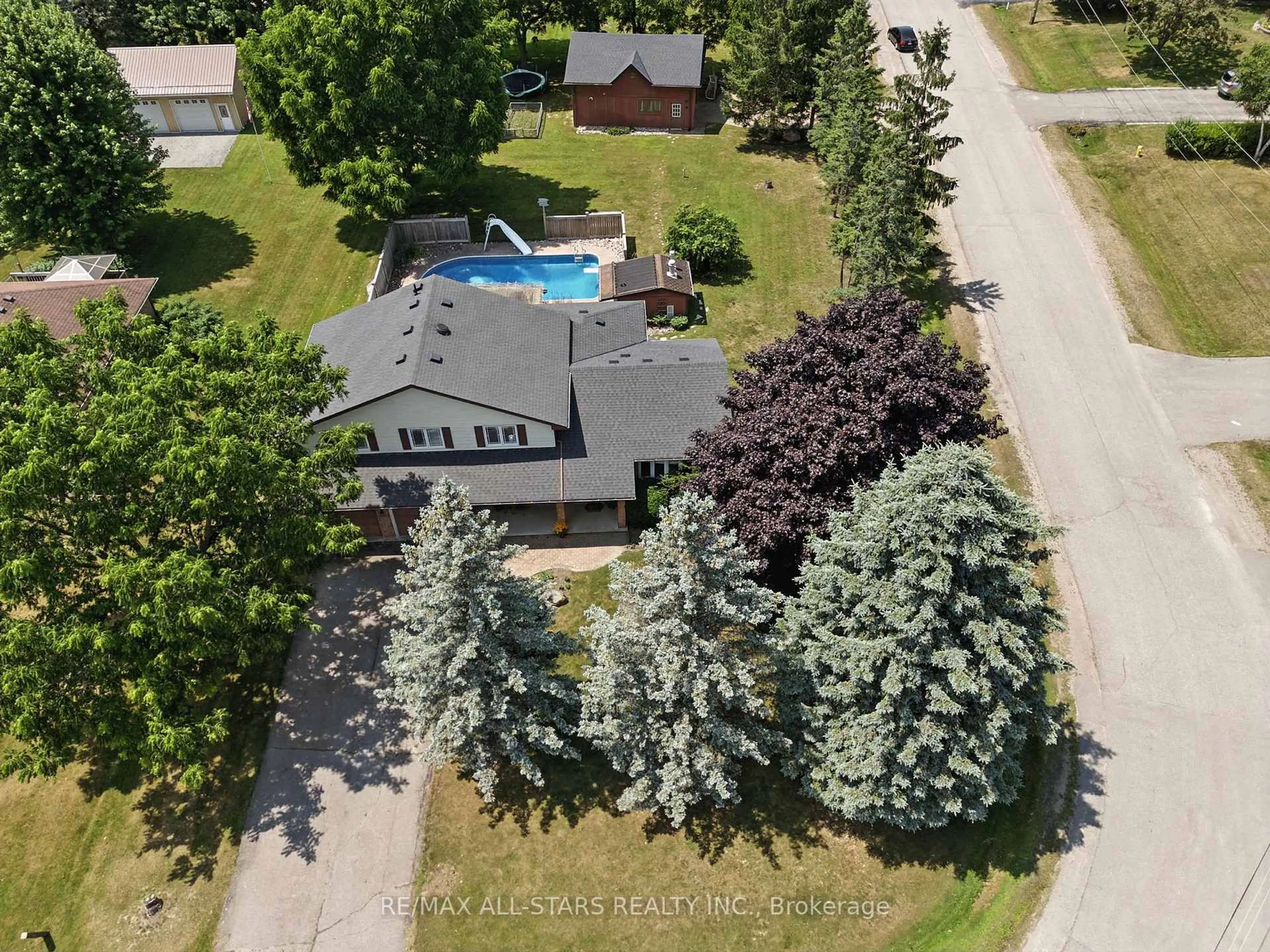 A pic from outside/outdoor area/front of a property/back of a property/a pic from drone, unknown for 26 Carlan Dr, Scugog Ontario L9L 1P2