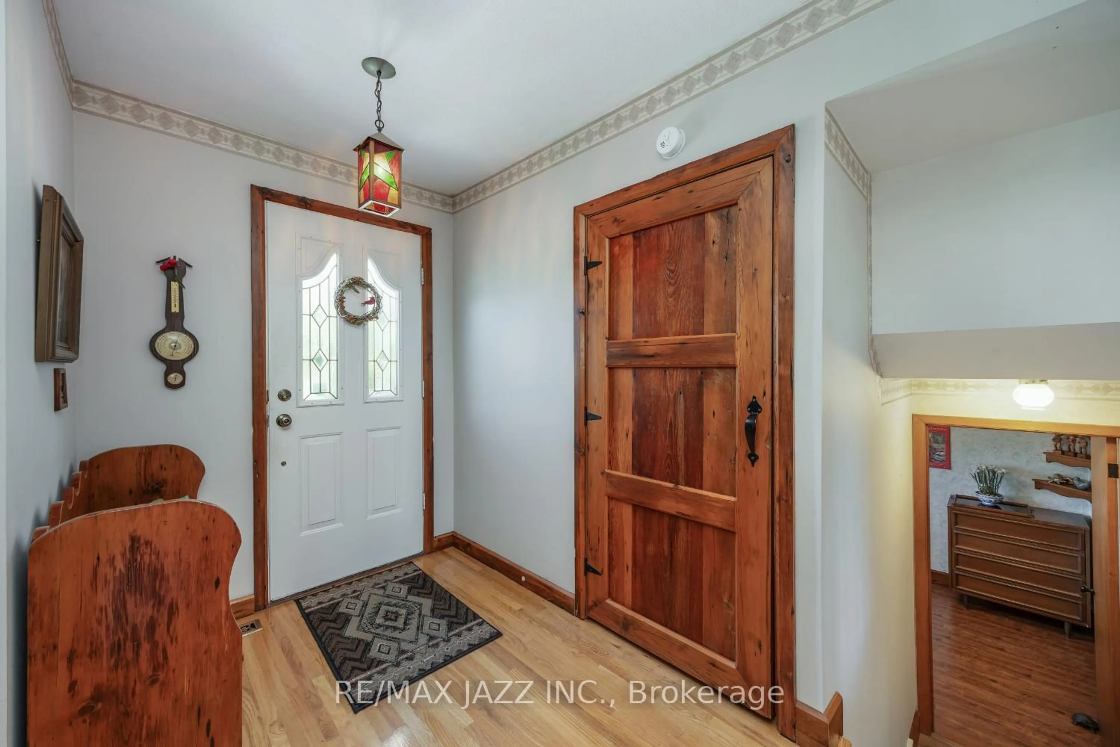 Indoor entryway for 432 Karen Crt, Oshawa Ontario L1H 7B4