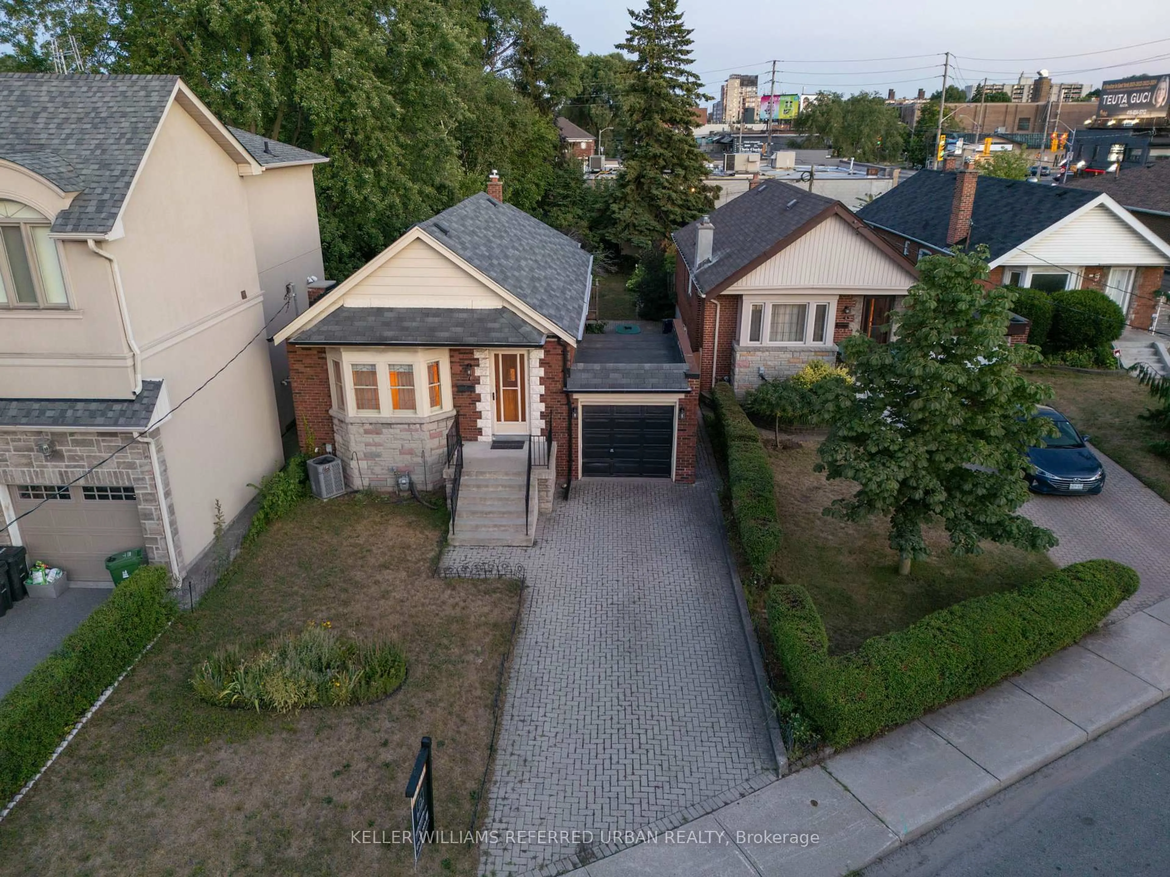 A pic from outside/outdoor area/front of a property/back of a property/a pic from drone, street for 7 Davies Cres, Toronto Ontario M4J 2X4