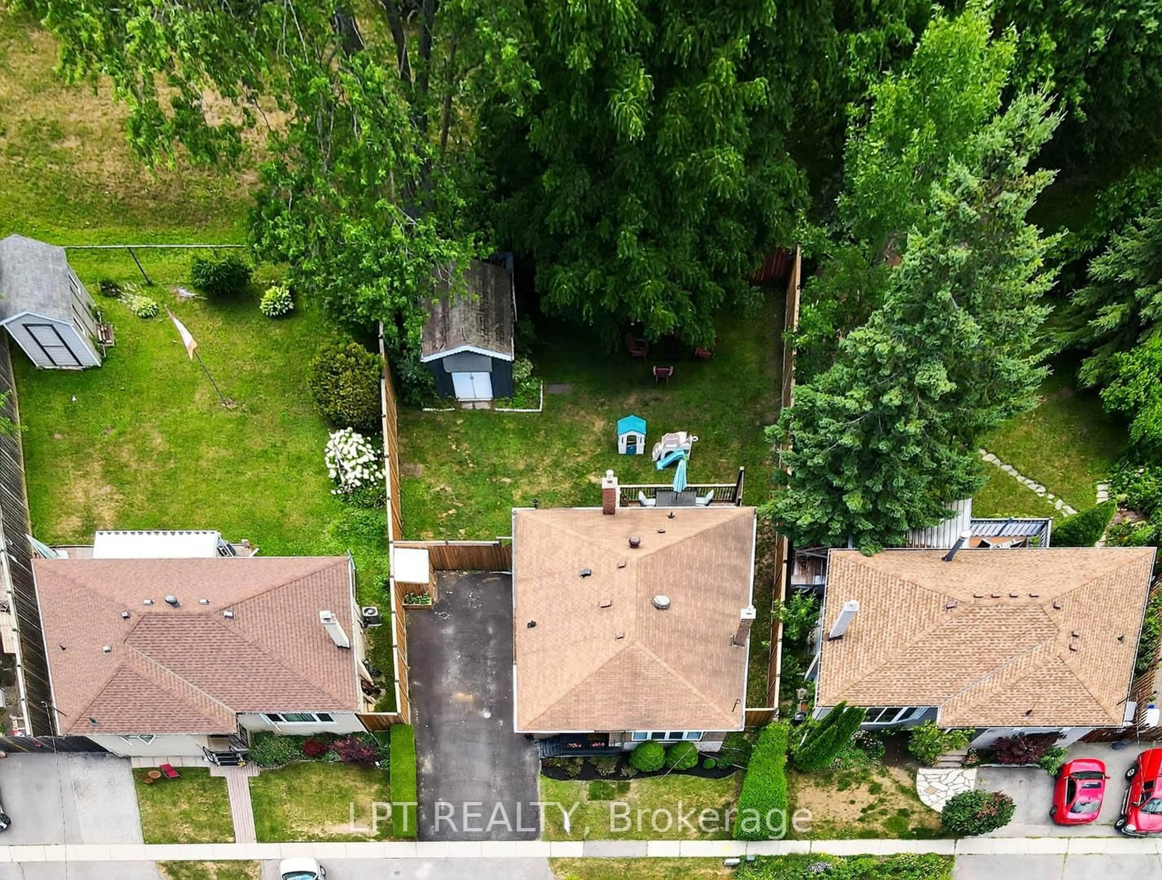 A pic from outside/outdoor area/front of a property/back of a property/a pic from drone, forest/trees view for 918 Walton Blvd, Whitby Ontario L1N 3G5