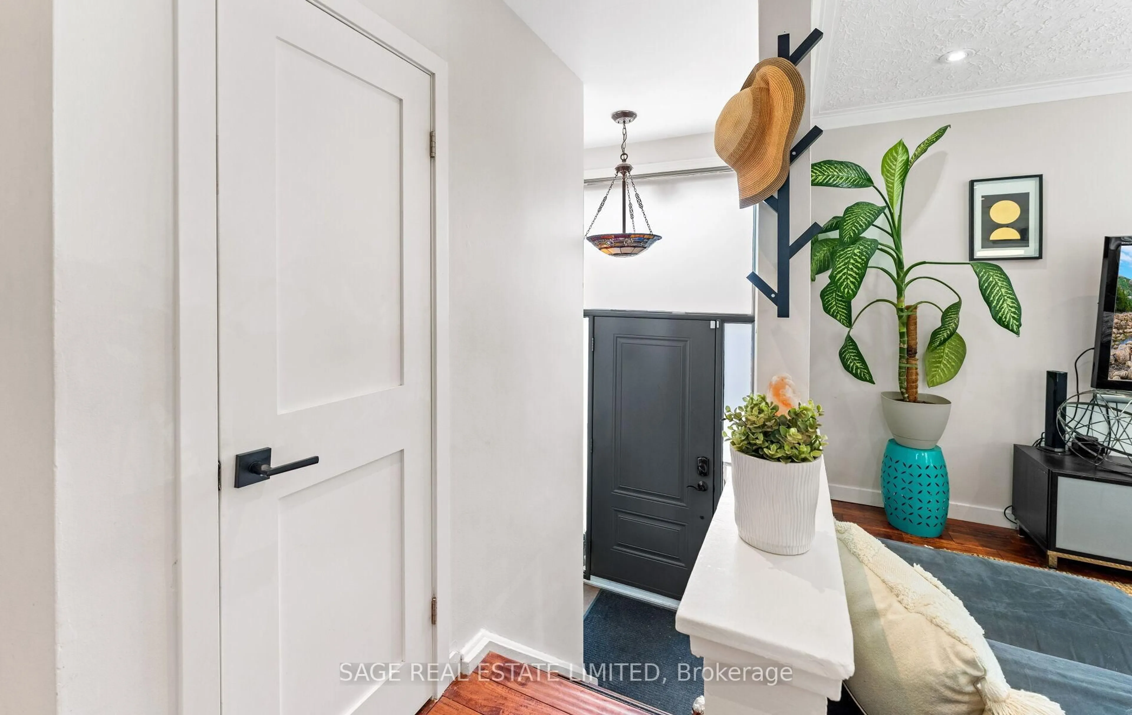 Indoor entryway for 24 Woodgrove Dr, Toronto Ontario M1E 3J8