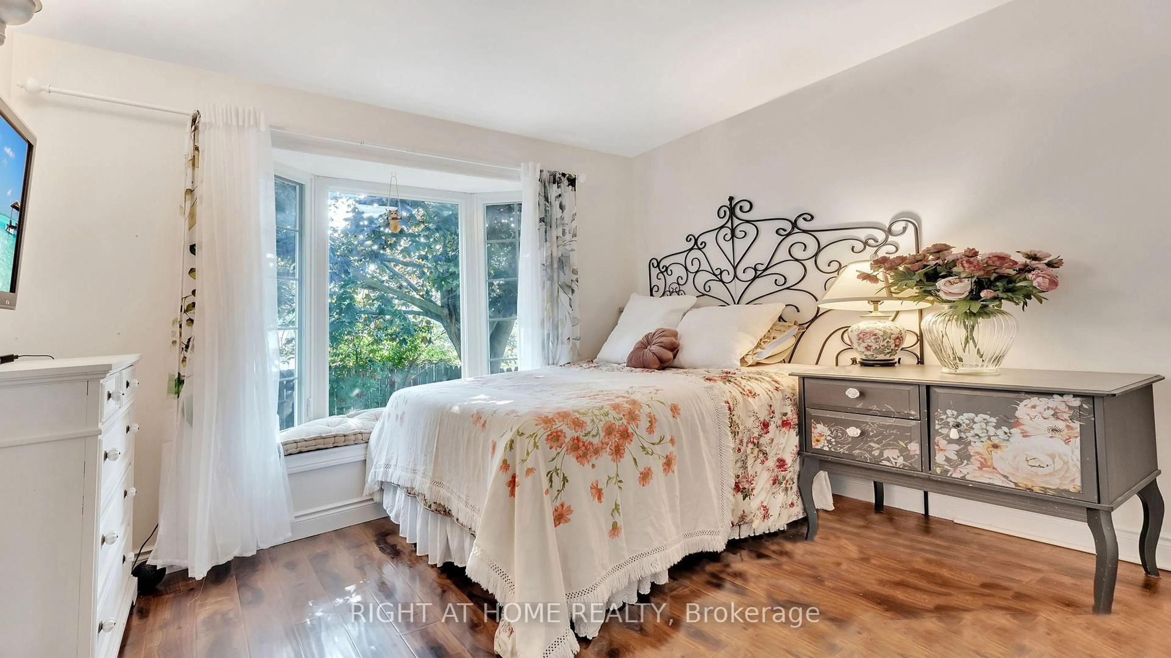 Bedroom with bed, unknown for 20 Cardiff Crt, Whitby Ontario L1N 5N9