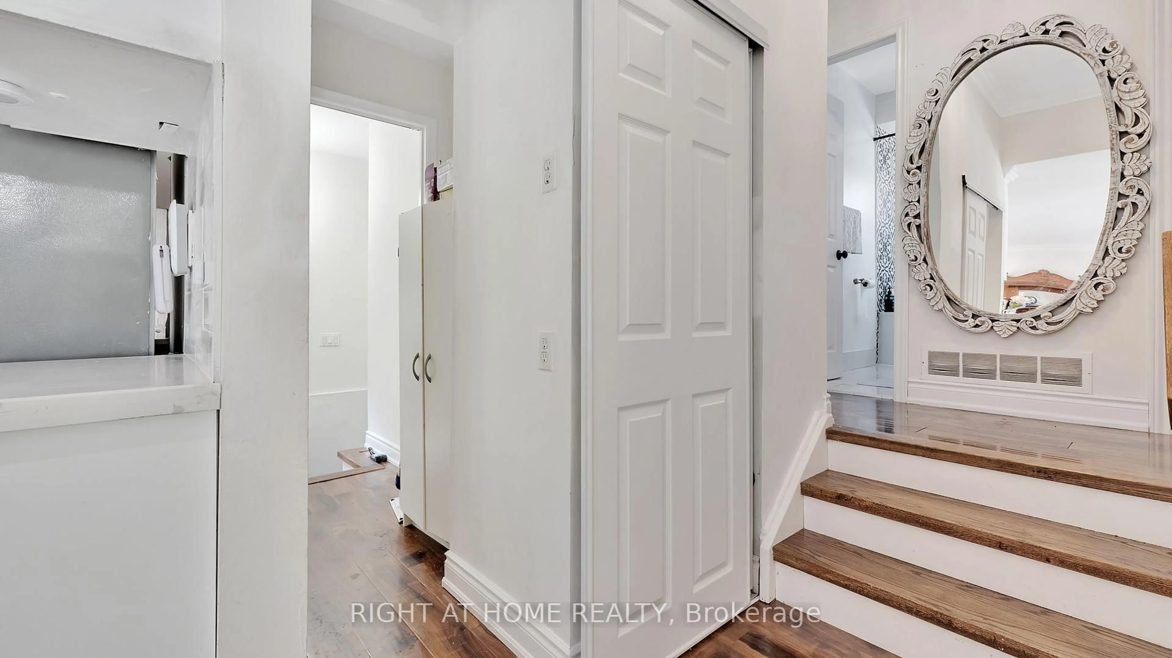 Indoor entryway for 20 Cardiff Crt, Whitby Ontario L1N 5N9