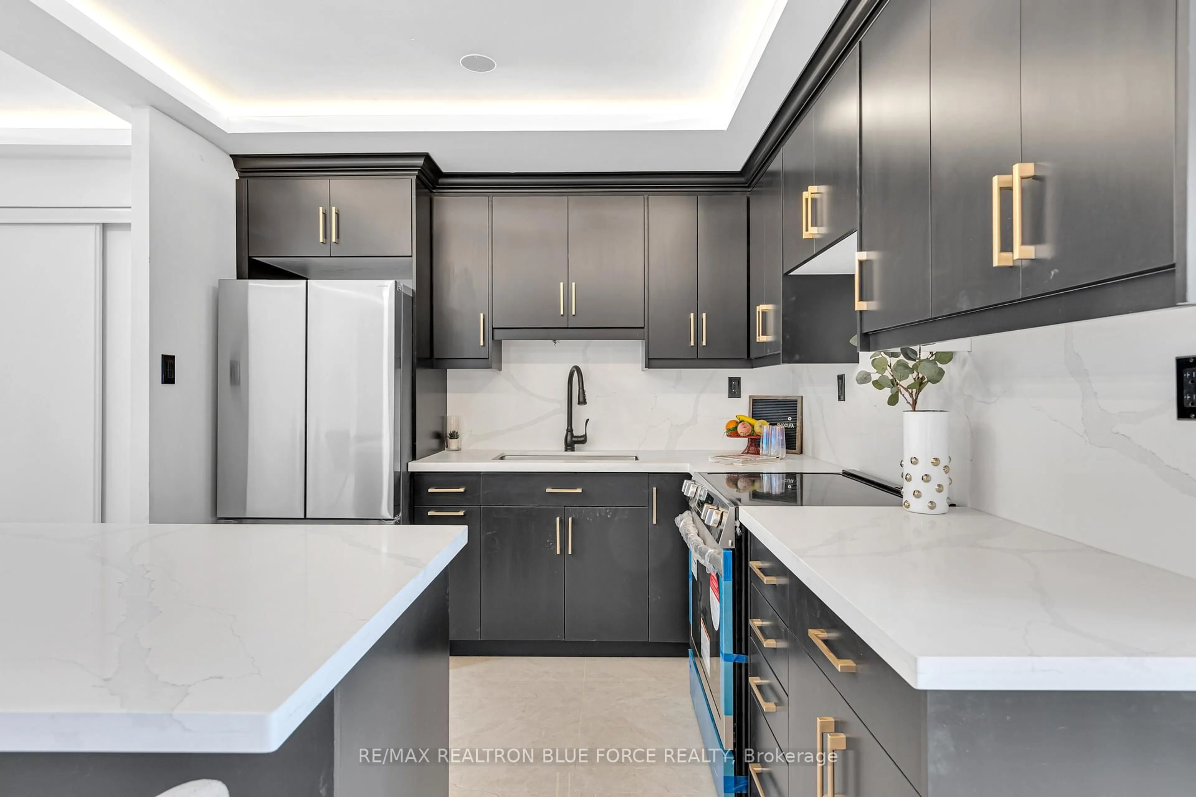 Contemporary kitchen, unknown for 100 Wingarden Crt #709, Toronto Ontario M1B 2P4