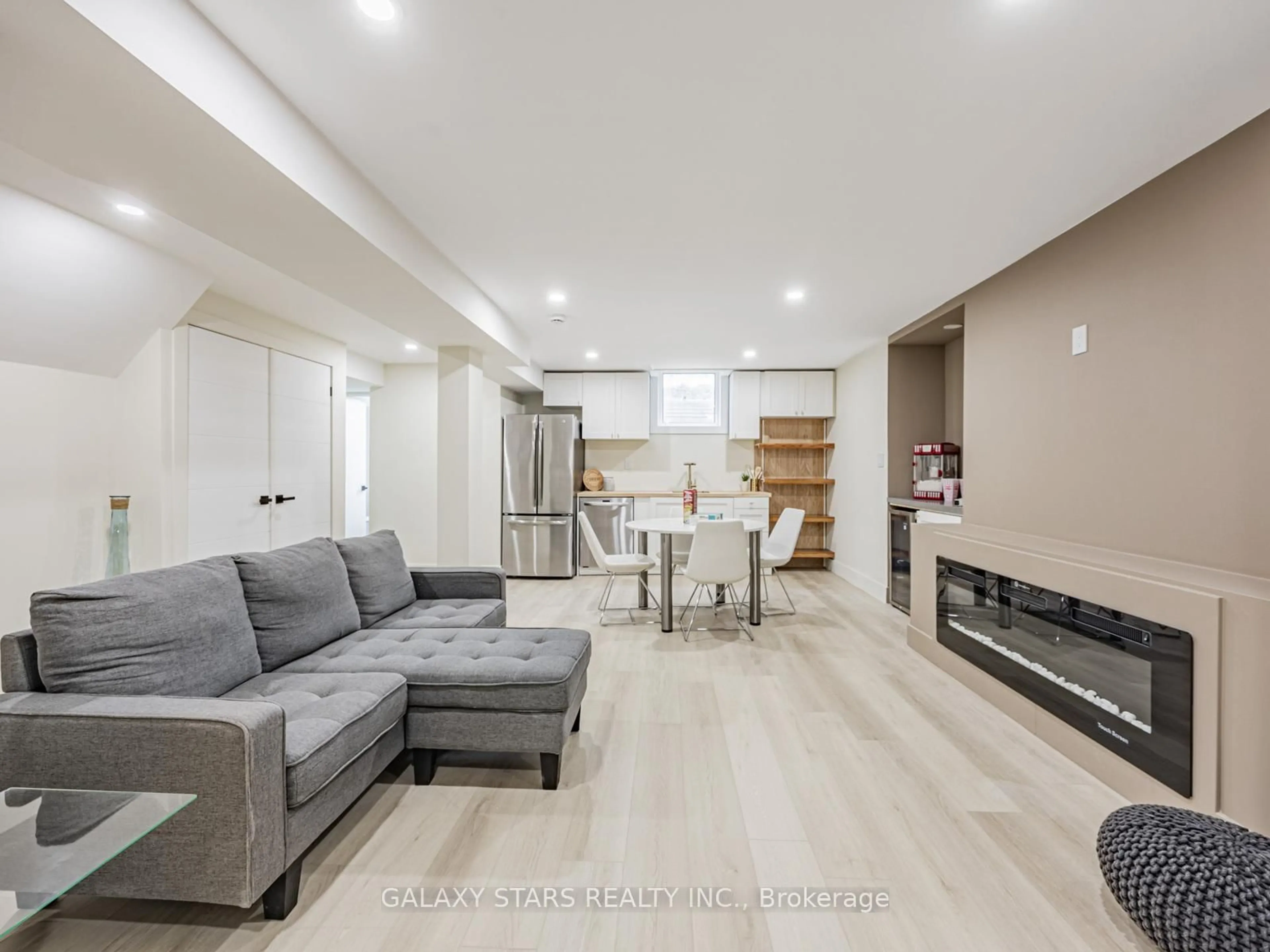 Living room with furniture, unknown for 41 Jason Dr, Whitby Ontario L1R 1L1