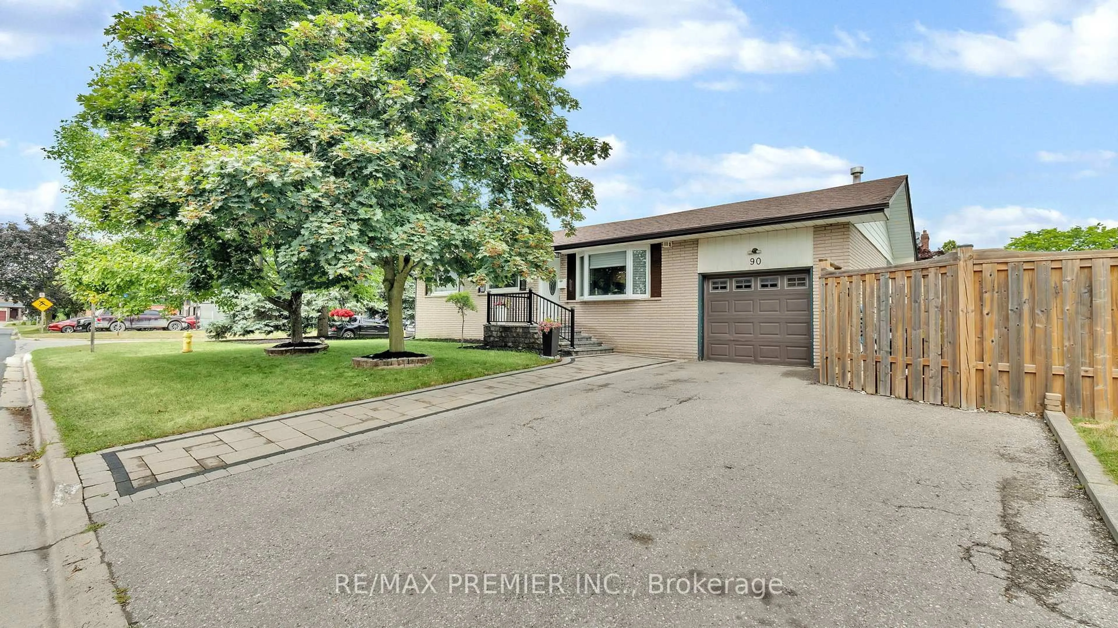 A pic from outside/outdoor area/front of a property/back of a property/a pic from drone, street for 90 Cayuga Ave, Oshawa Ontario L1G 3X7