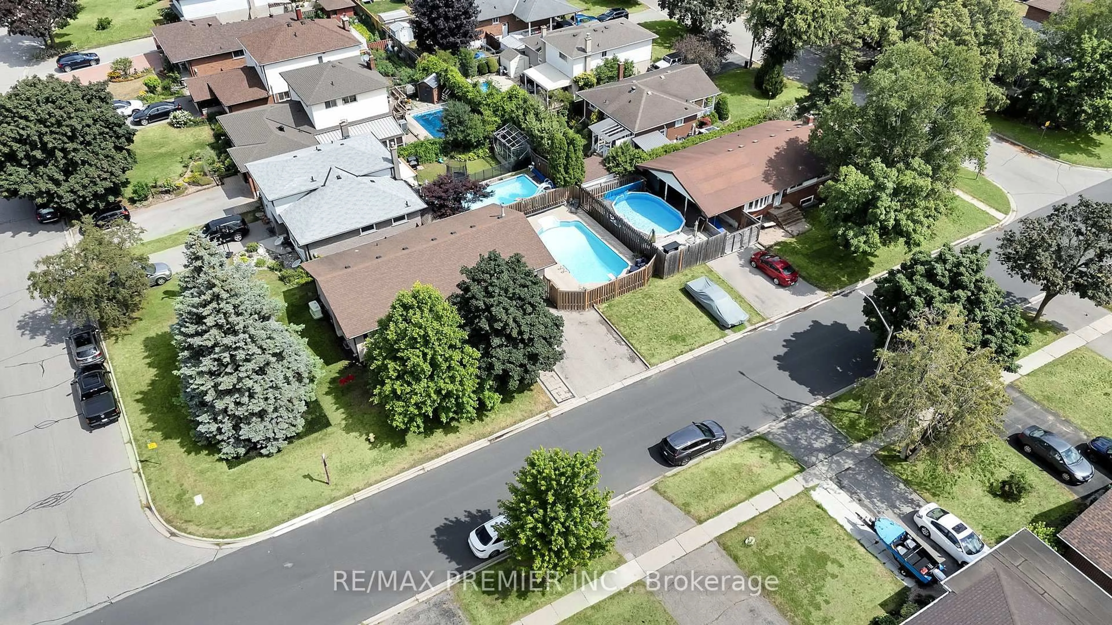 A pic from outside/outdoor area/front of a property/back of a property/a pic from drone, street for 90 Cayuga Ave, Oshawa Ontario L1G 3X7