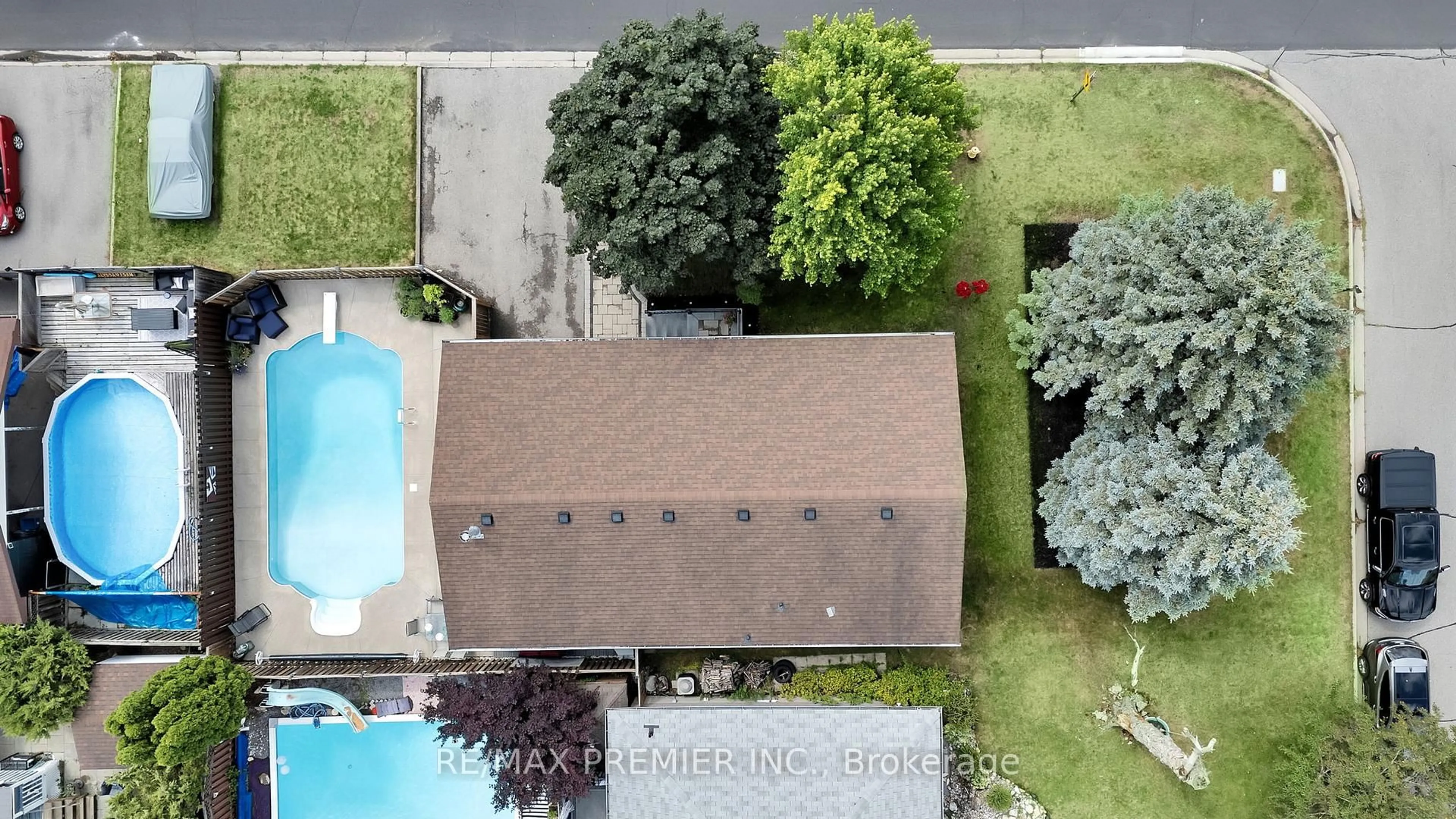 A pic from outside/outdoor area/front of a property/back of a property/a pic from drone, unknown for 90 Cayuga Ave, Oshawa Ontario L1G 3X7