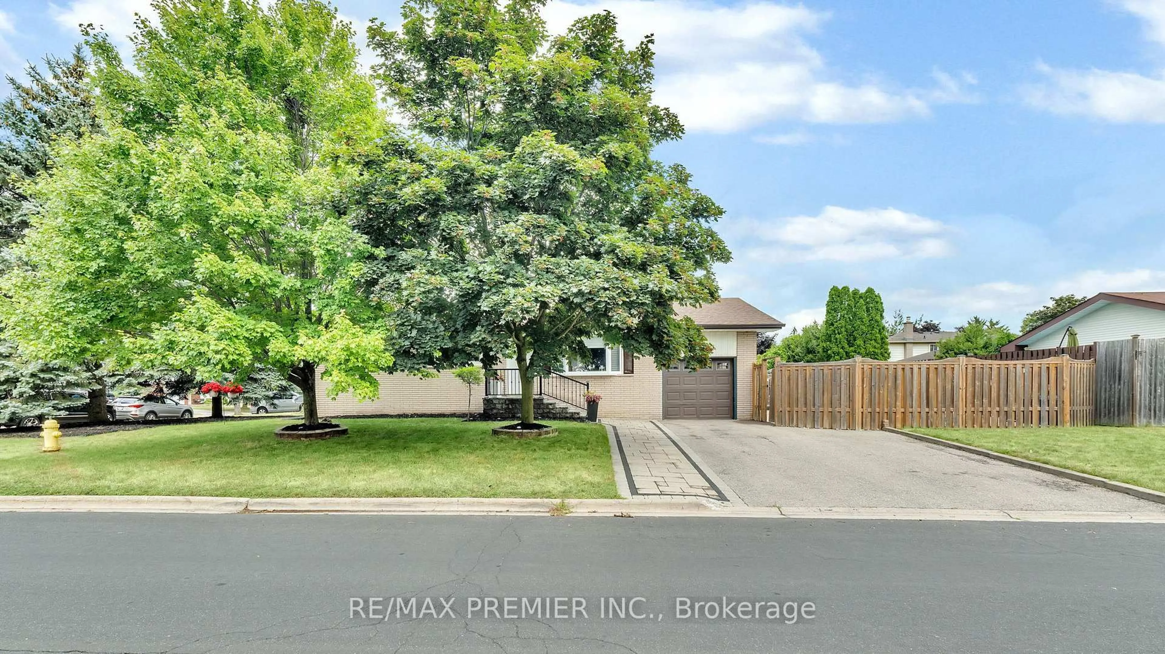 A pic from outside/outdoor area/front of a property/back of a property/a pic from drone, street for 90 Cayuga Ave, Oshawa Ontario L1G 3X7
